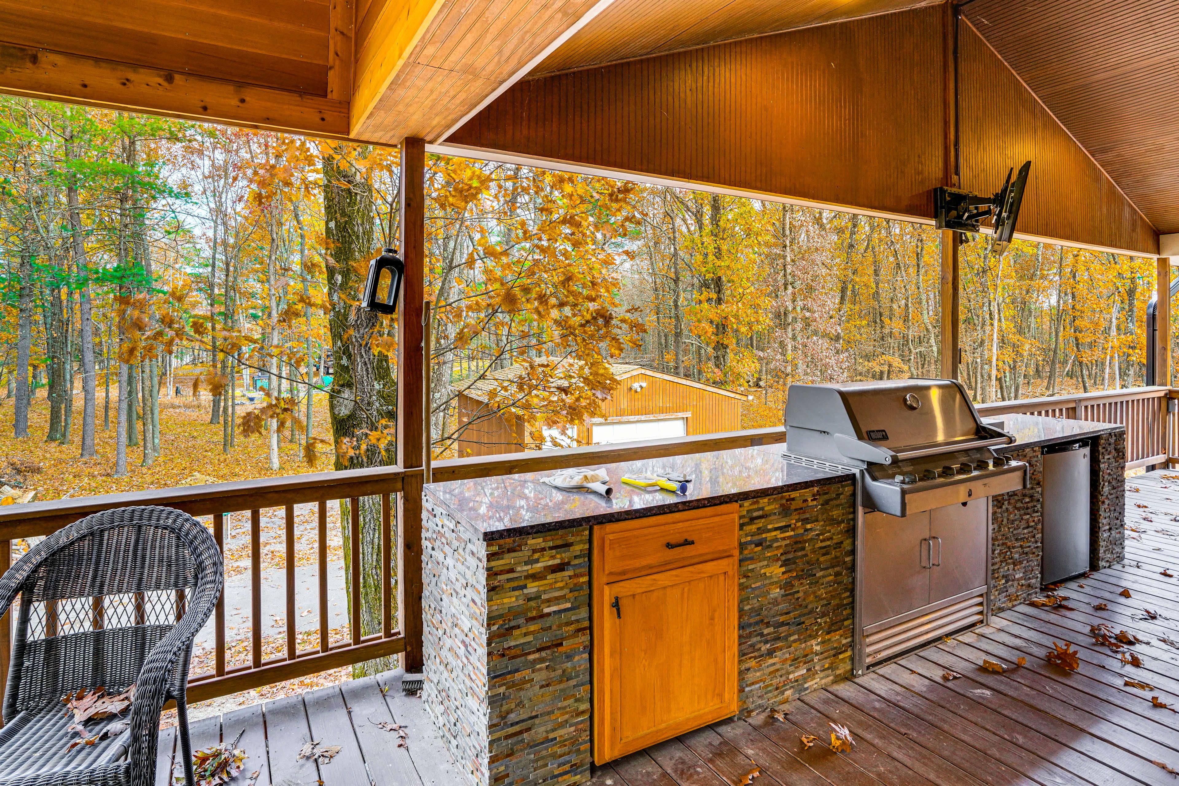 Outdoor Kitchen | Cable TV | Gas Grill