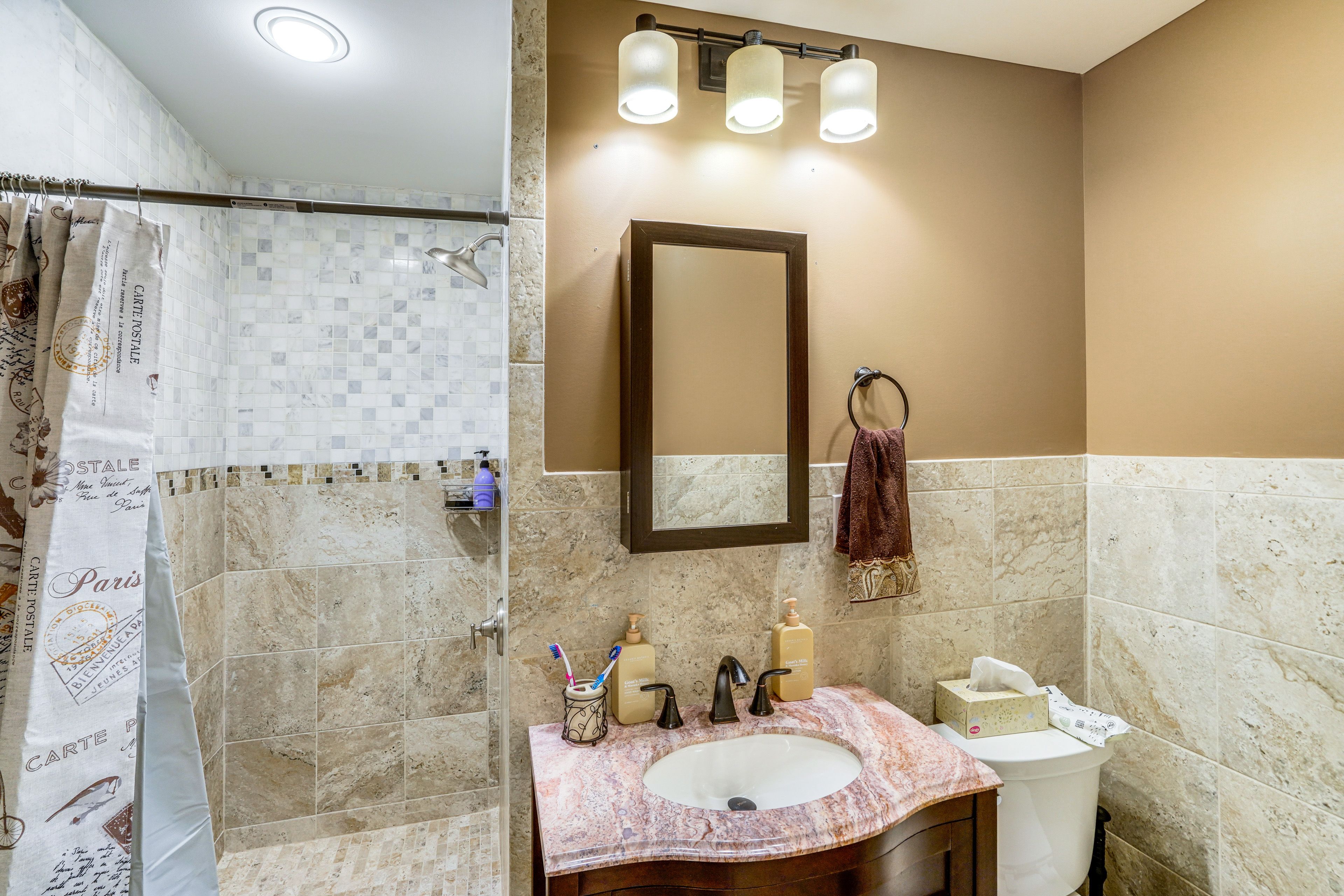 Full Bathroom | Towels Provided | Main Floor