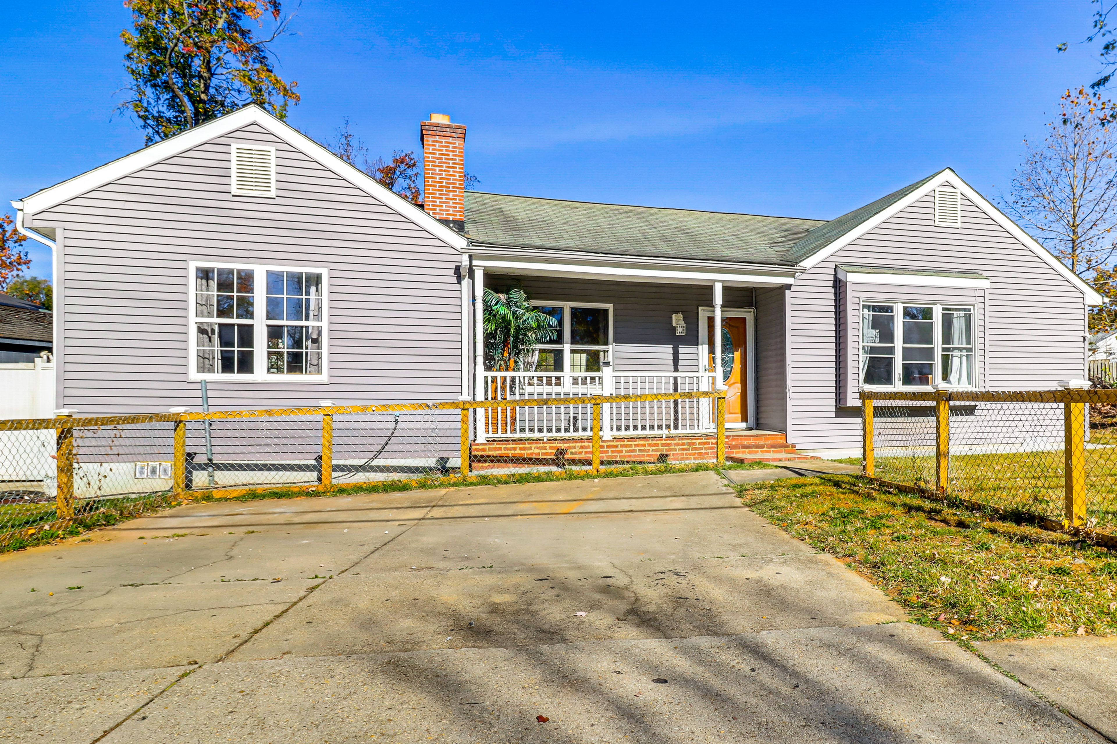 Exterior | Parking | Driveway (4 Vehicles) | Street Parking
