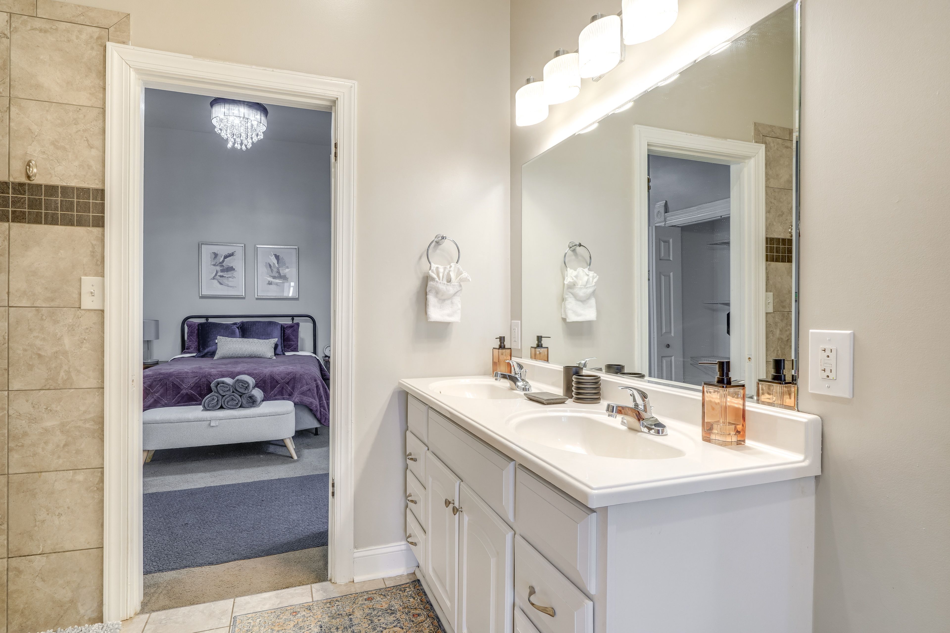 Full Bathroom | 1st Floor | Towels Provided