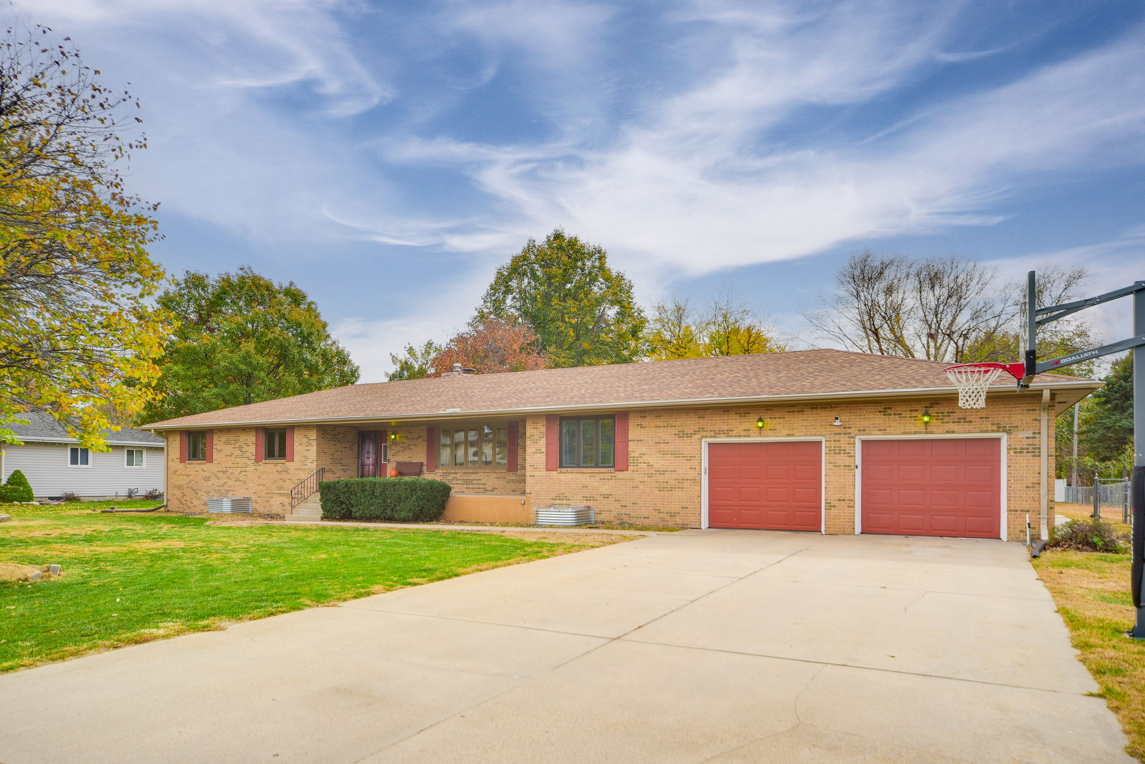 Exterior | Parking | Shared Driveway (2 Vehicles) | Free Street Parking