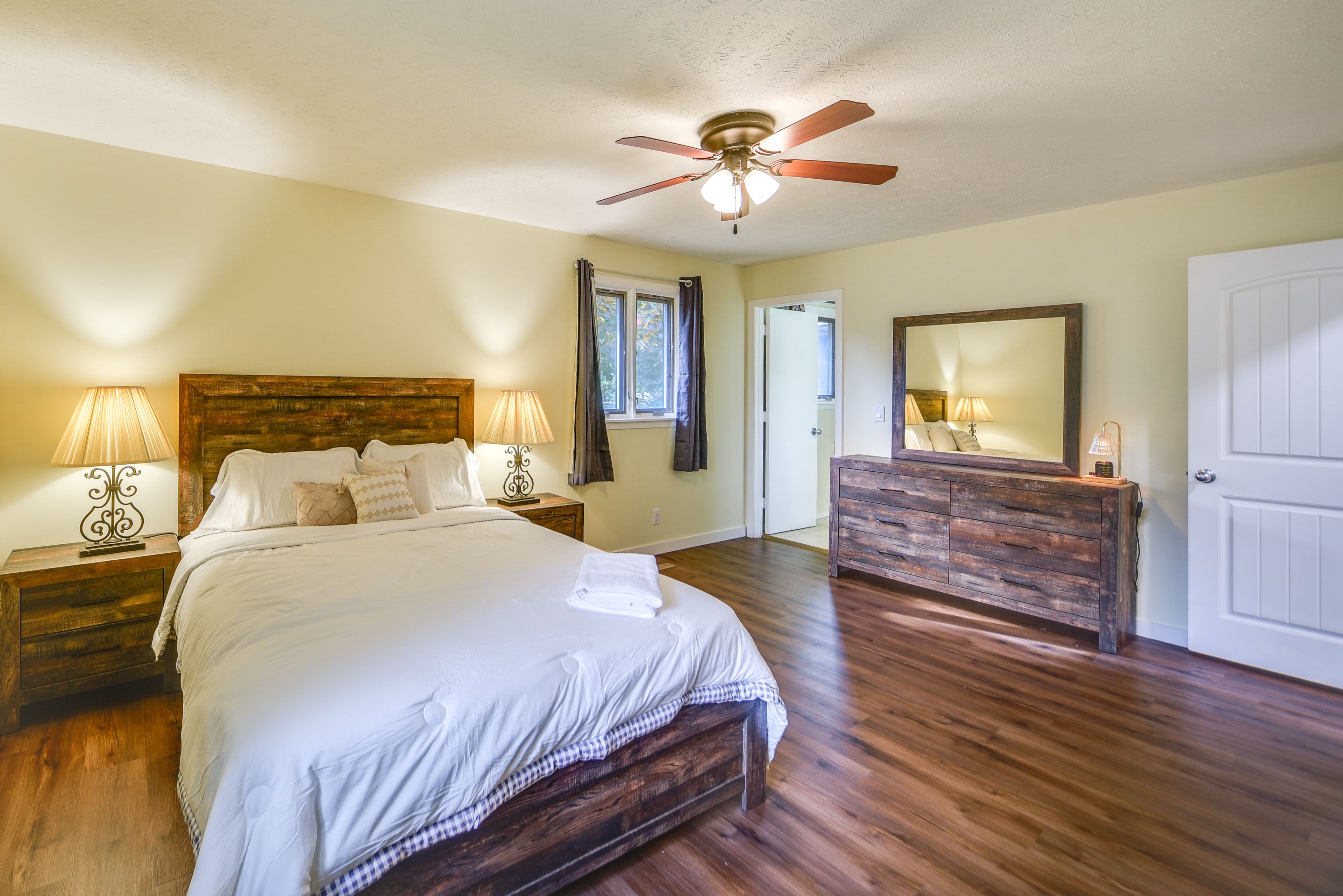 Bedroom 1 | Queen Bed | En-Suite Bathroom
