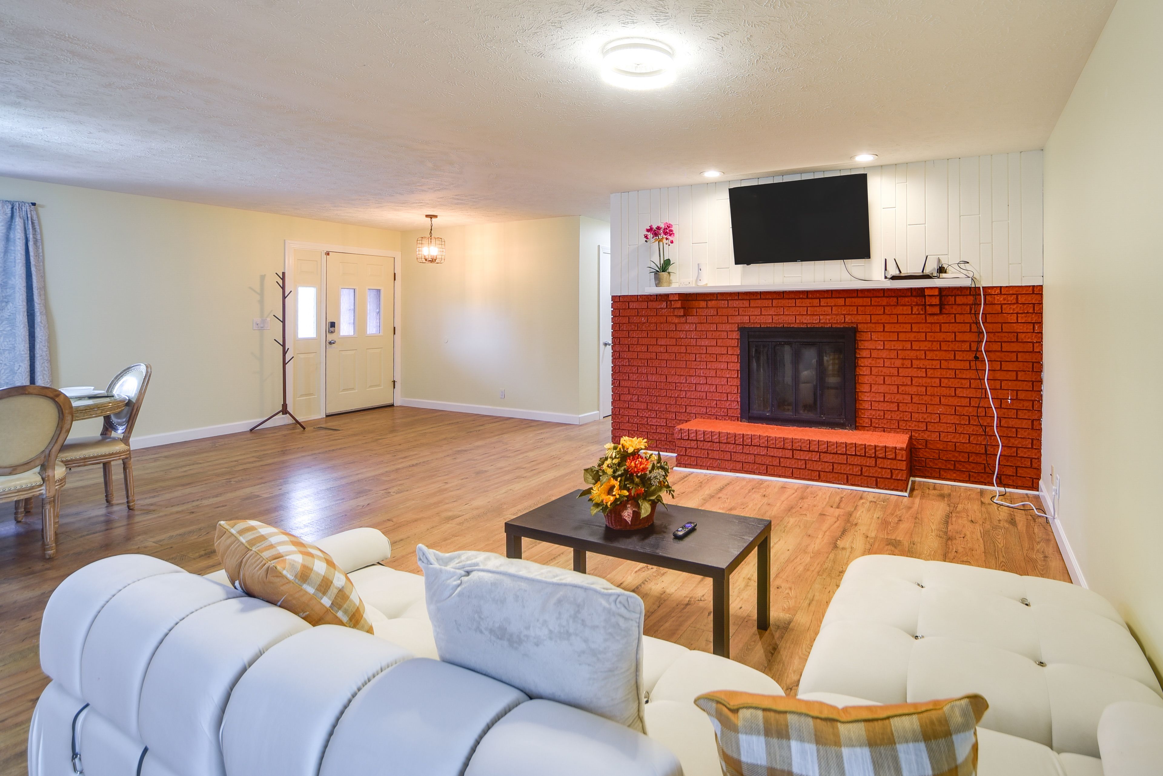 Living Room | Smart TV | Free WiFi