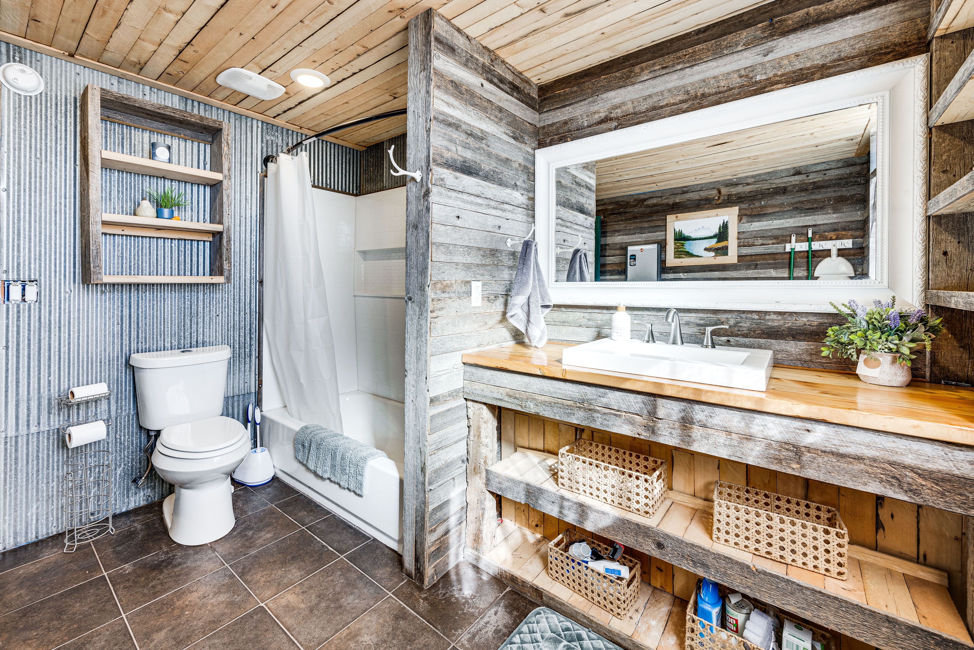 Full Bathroom | Towels Provided | Washer & Dryer