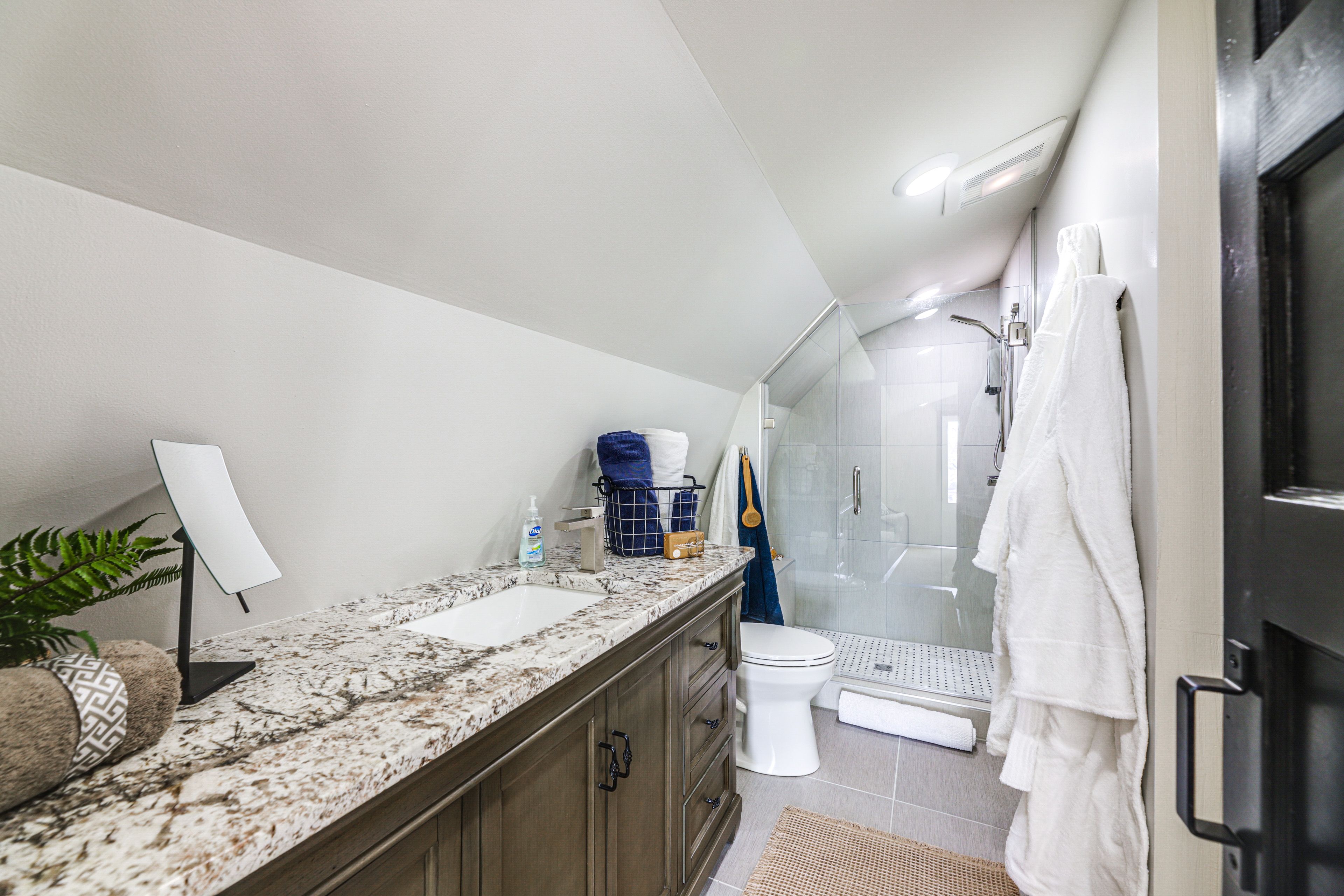En-Suite Bathroom | Towels & Linens Provided | 2nd Floor