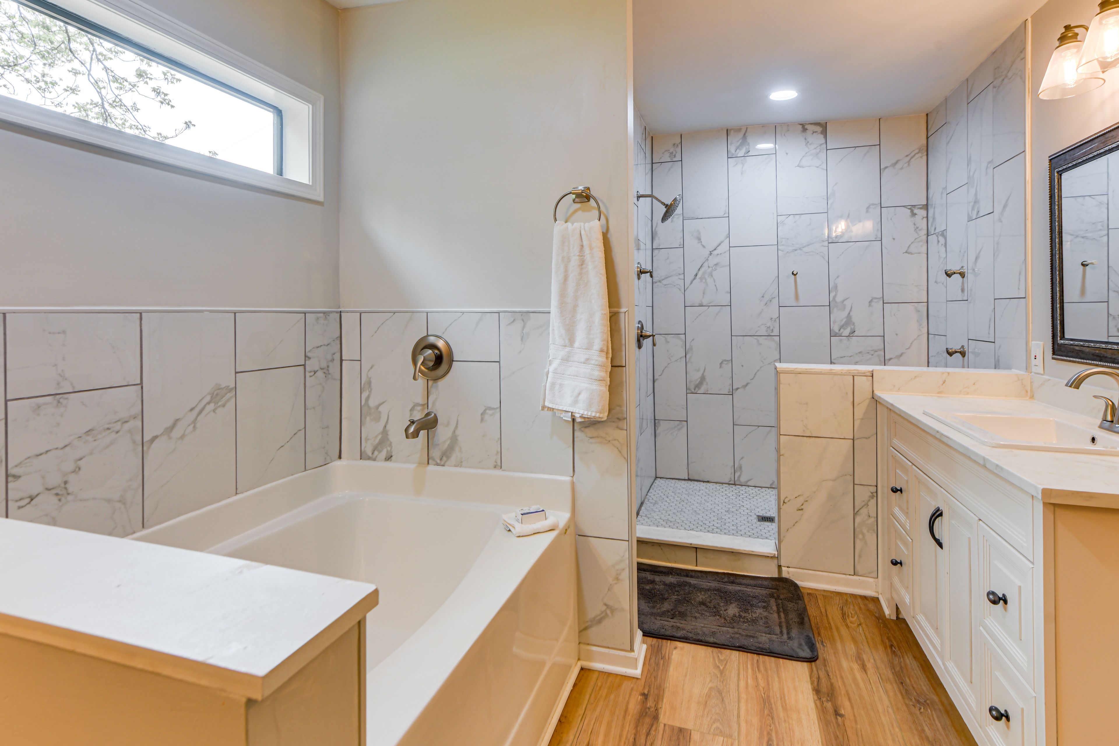 Full Bathroom | Towels Provided