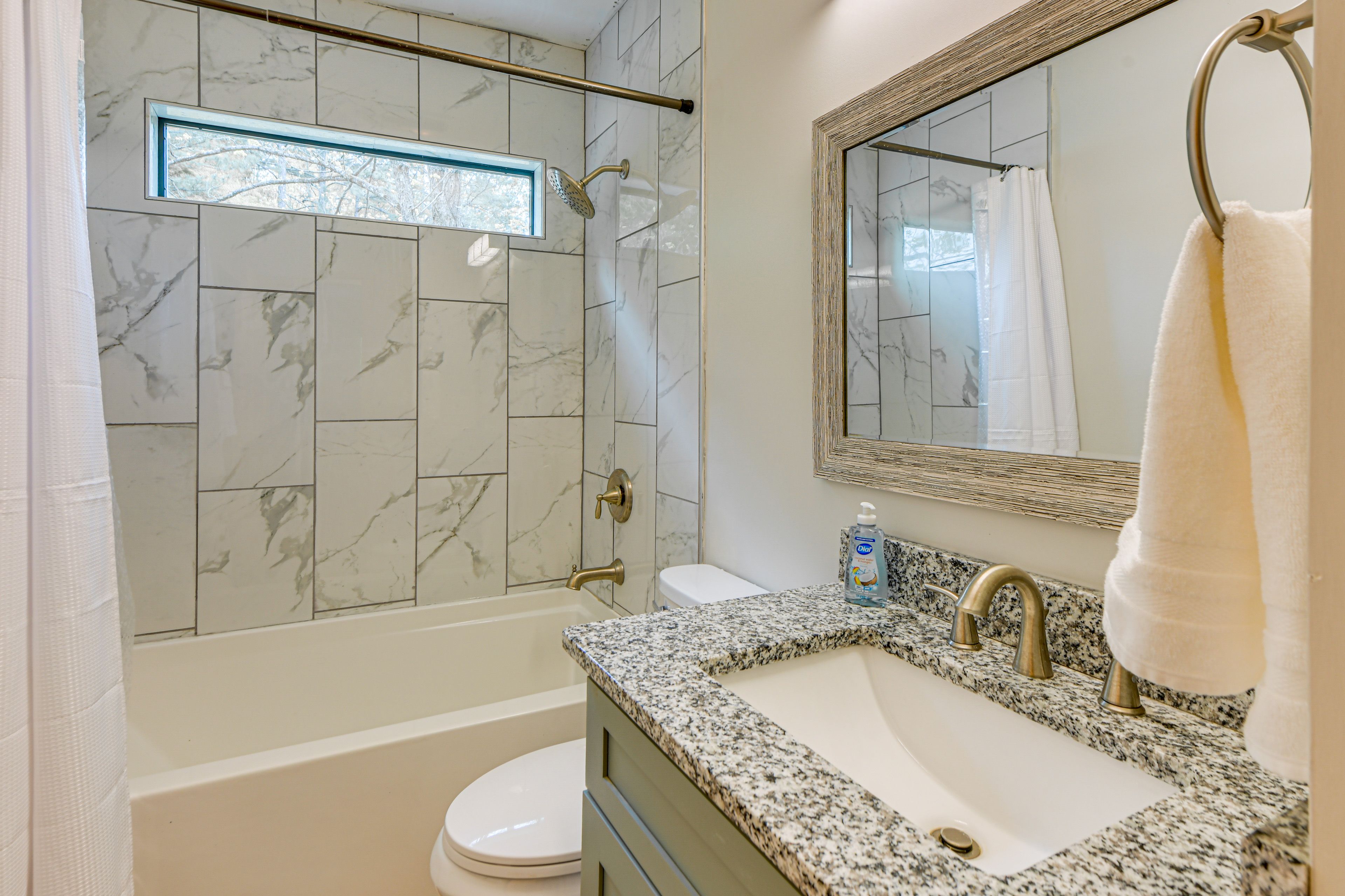 Full Bathroom | Towels Provided
