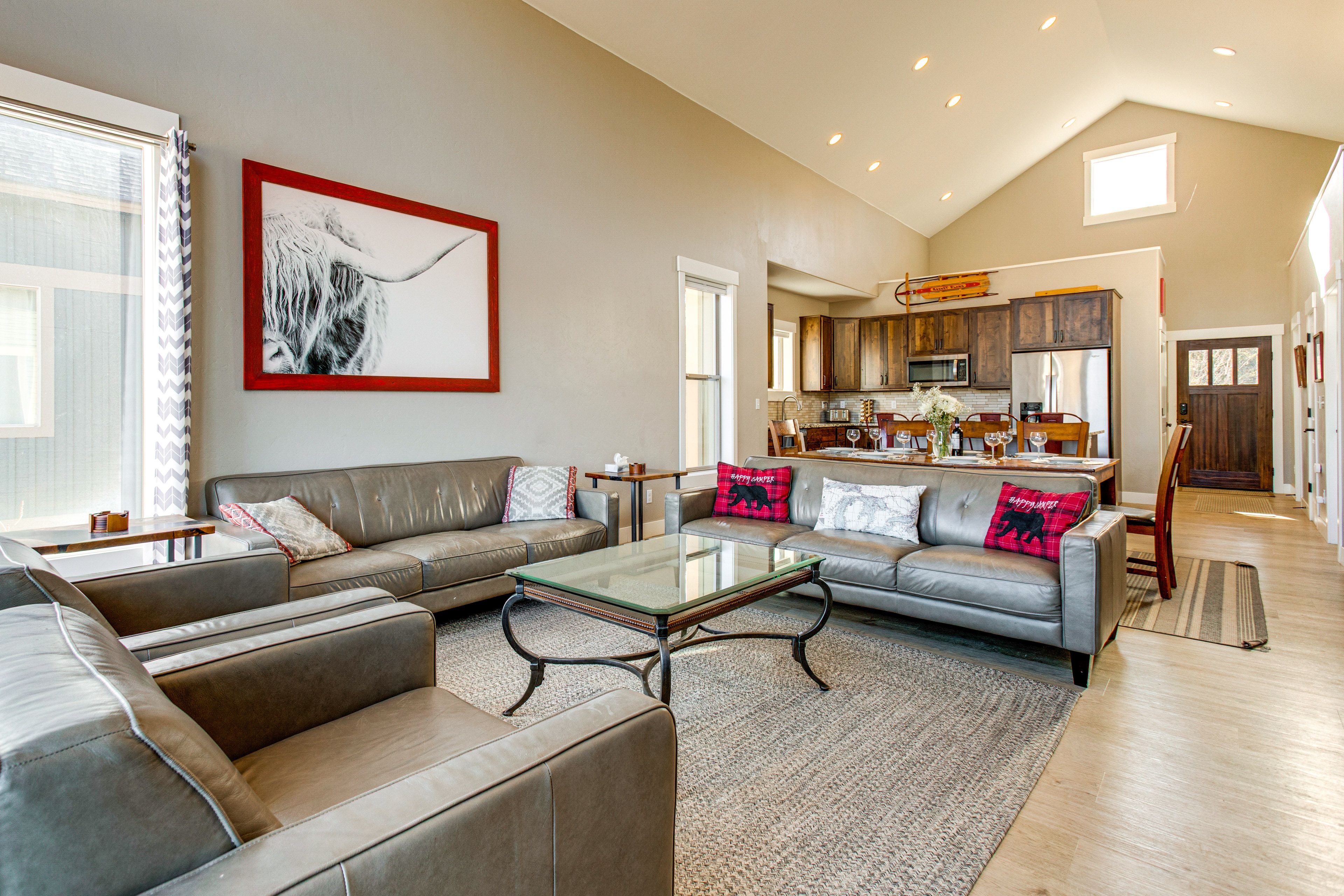 Living Room | 1st Floor | Open Floor Plan | Free WiFi | Smart TV | Board Games