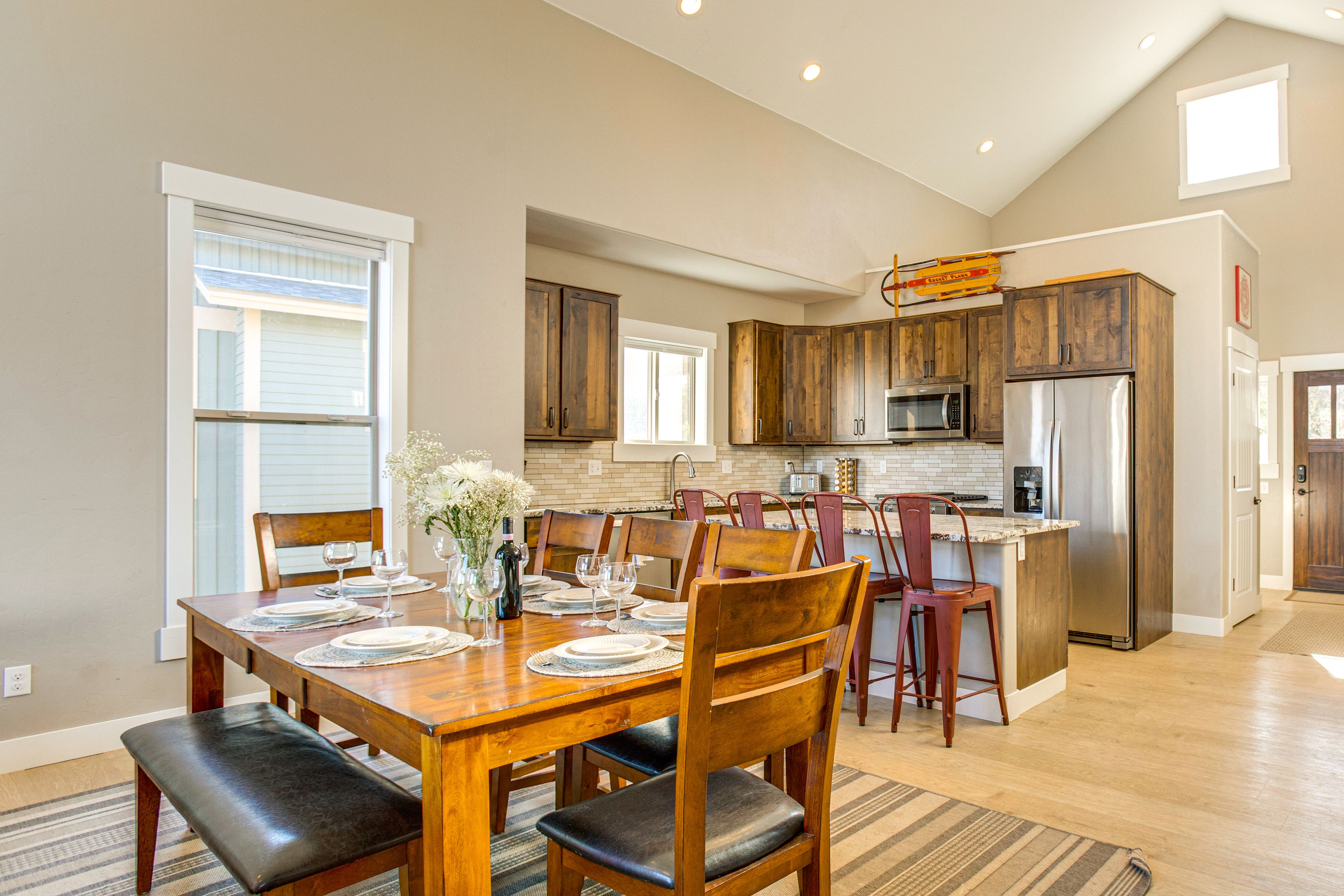 Dining Area | 1st Floor | Dishes & Flatware Provided