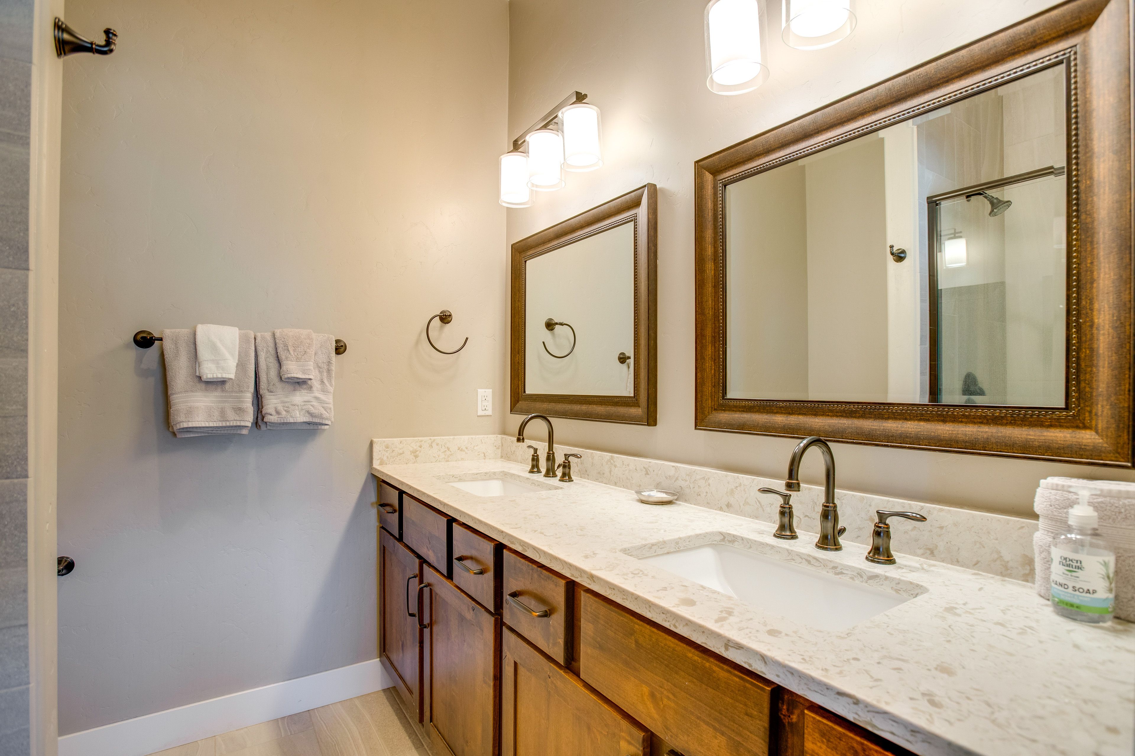 En-Suite Bathroom | Towels Provided | 1st Floor