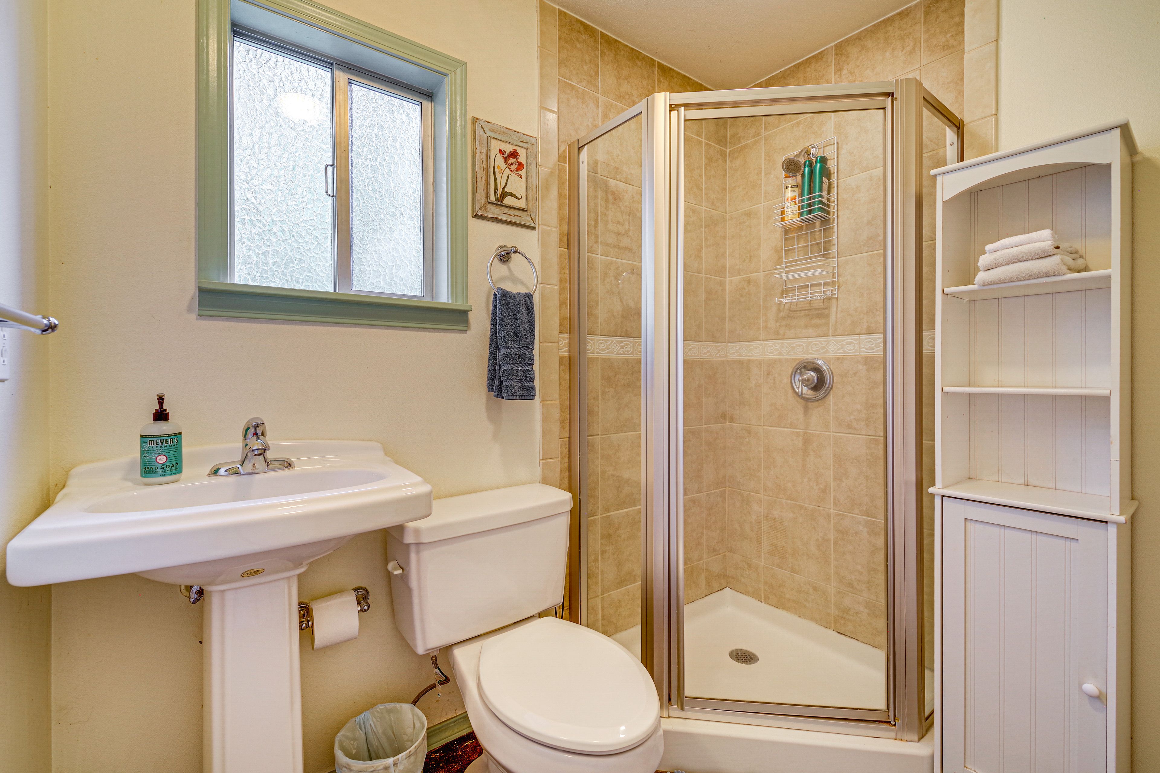 Full Bathroom | Main Level | Towels Provided
