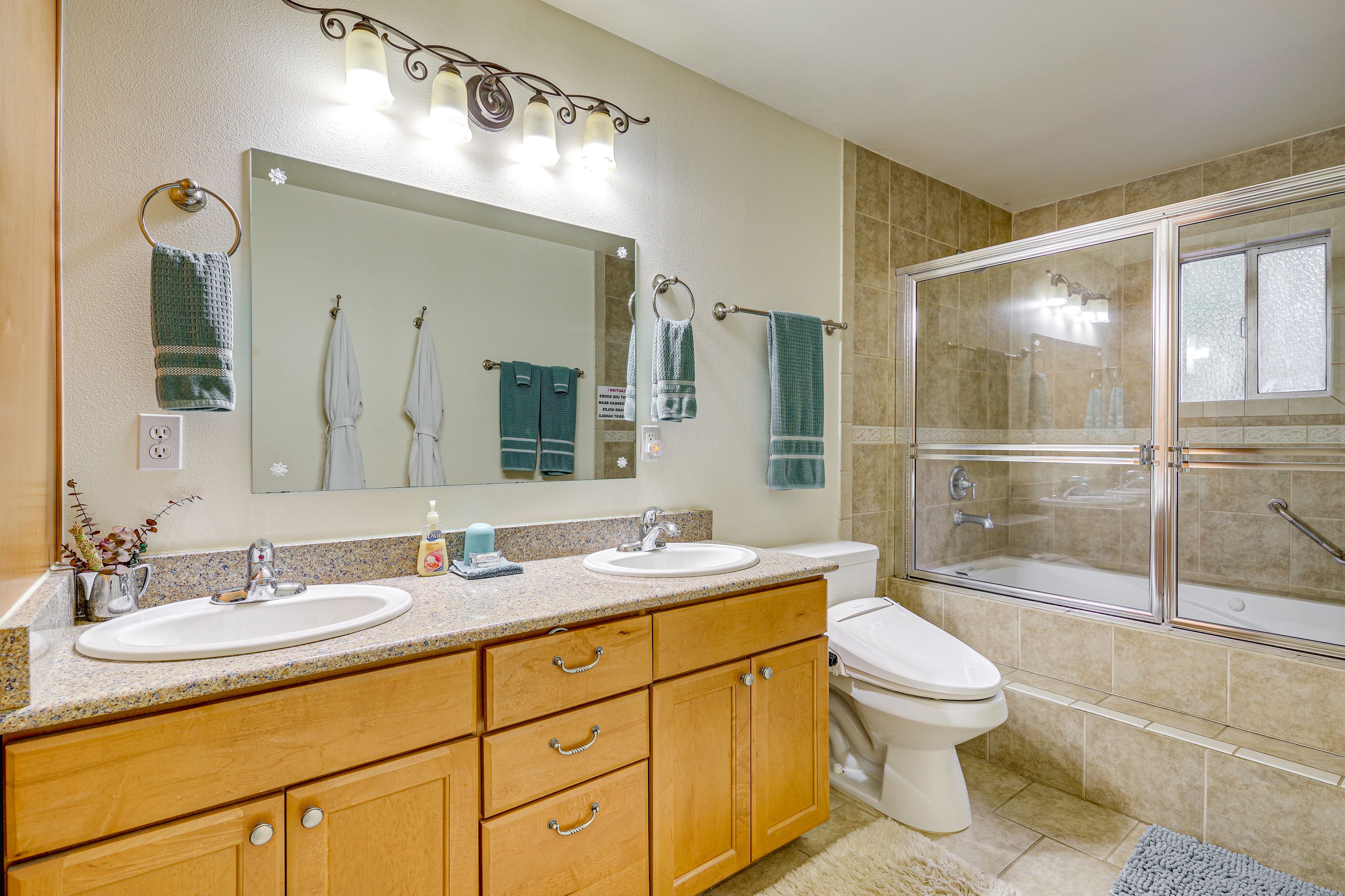 Full Bathroom | Upper Level | Towels Provided