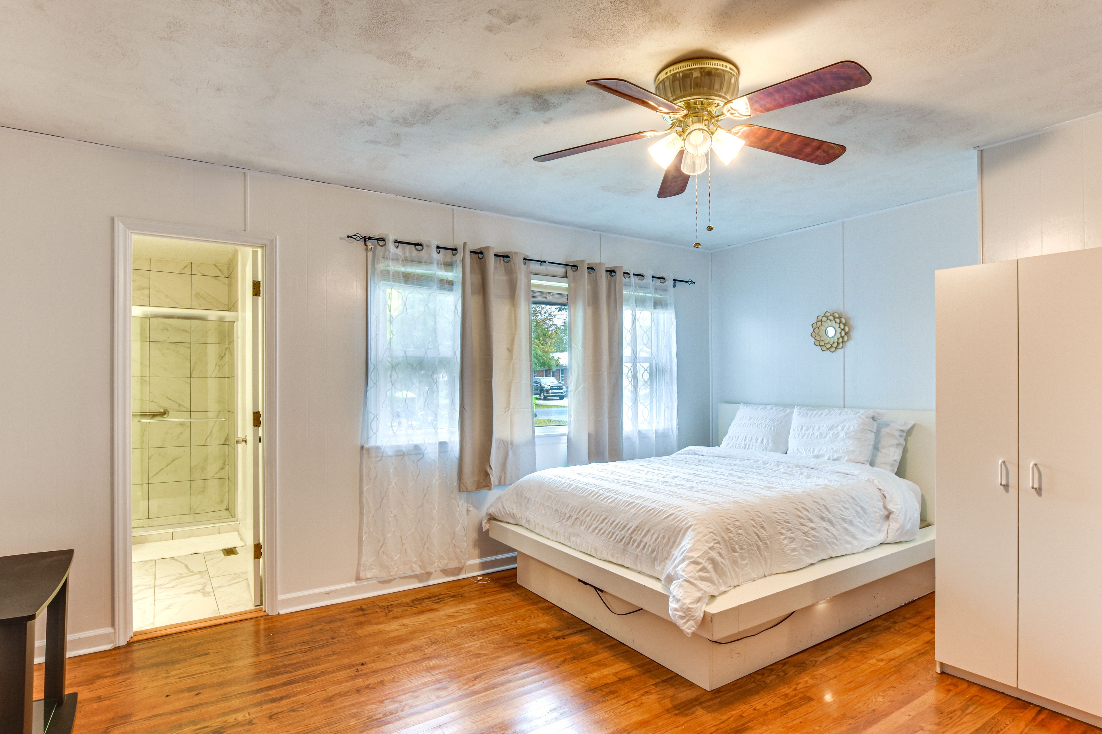 Bedroom 1 | Queen Bed