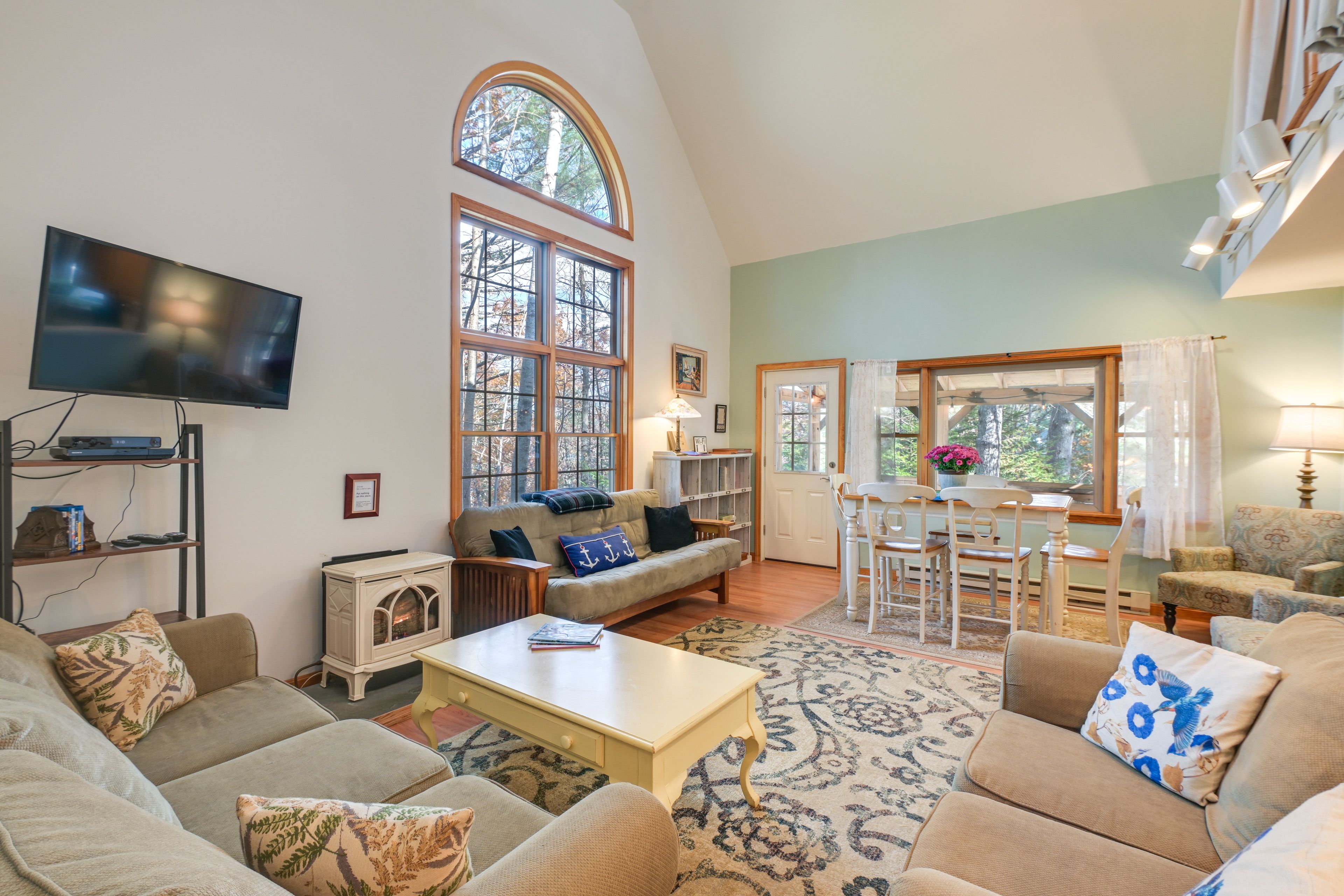 Living Room | 1st Floor | Smart TV | Free WiFi | Heat Pump & Baseboard Heat