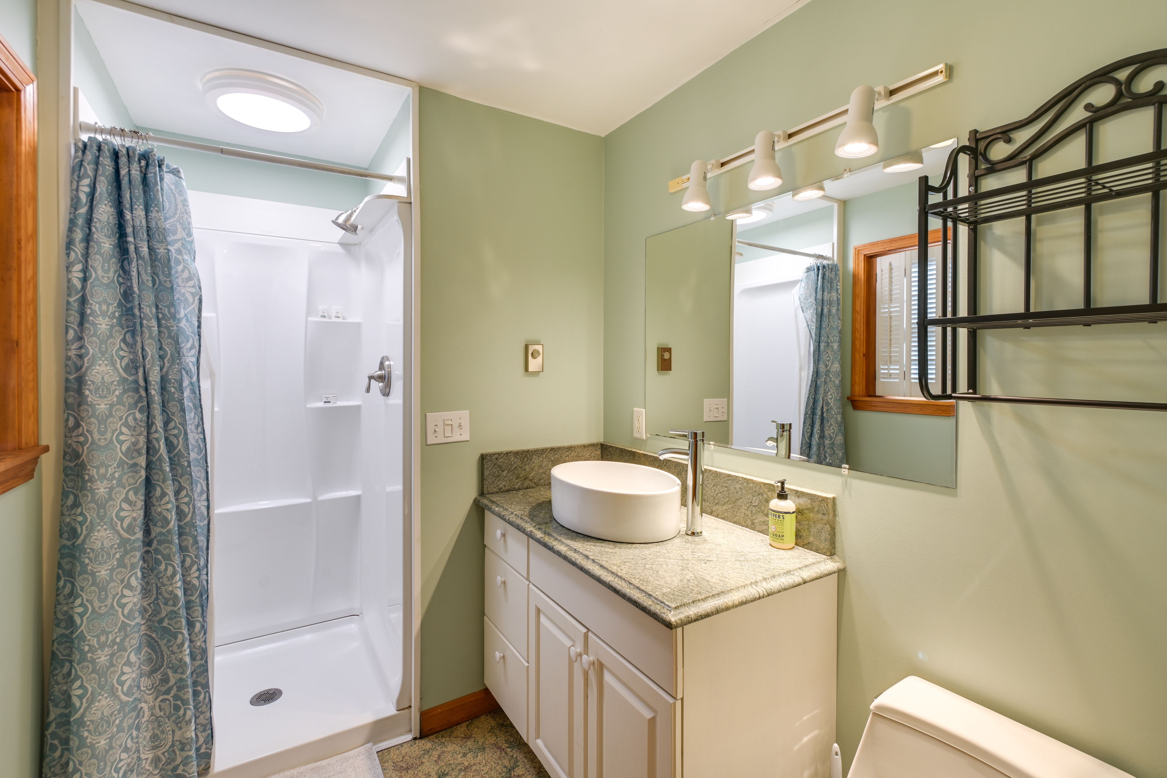 Full Bathroom | 1st Floor | Complimentary Toiletries