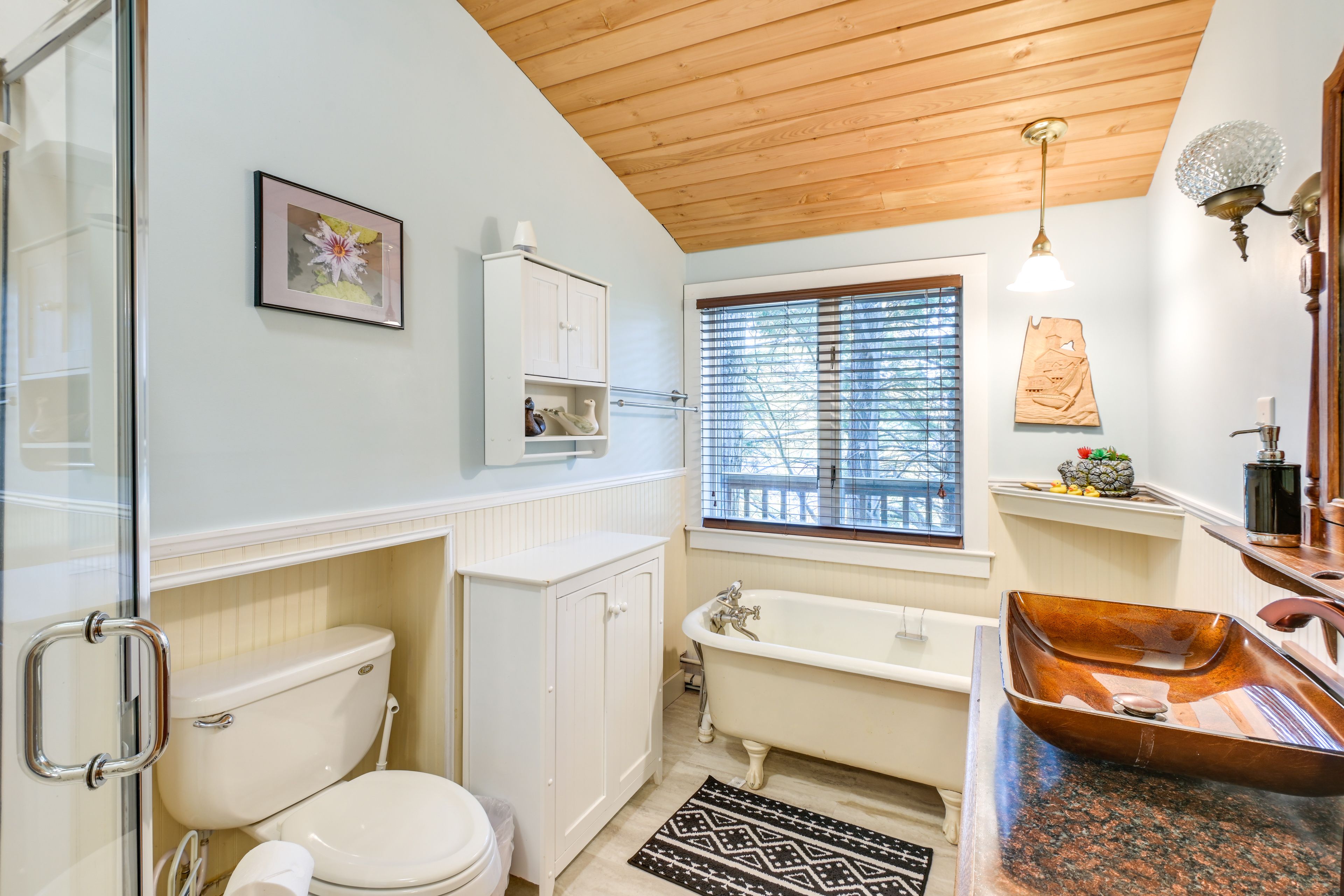 En-Suite Bathroom | 1st Floor