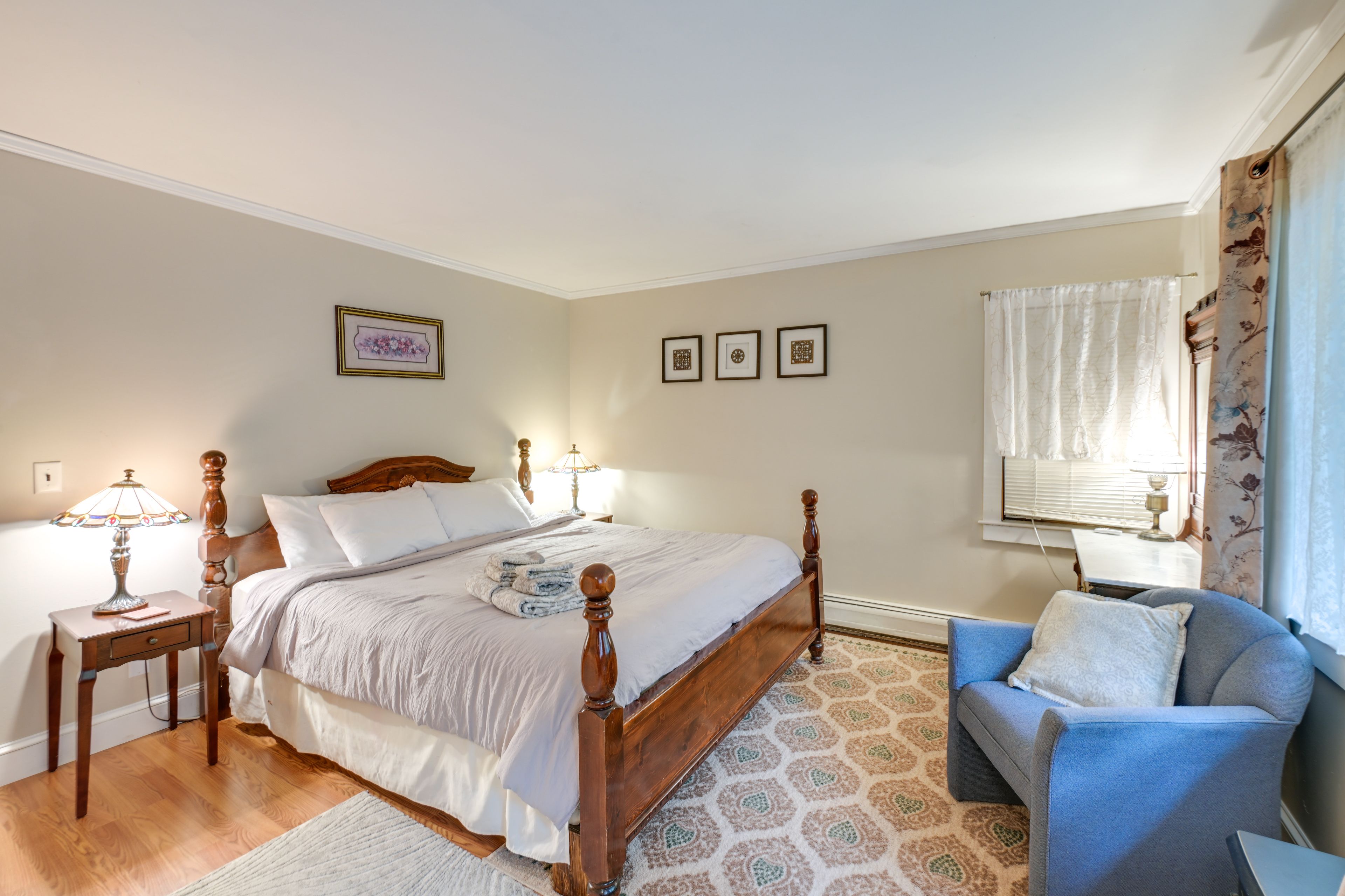 Bedroom 2 | King Bed | 1st Floor