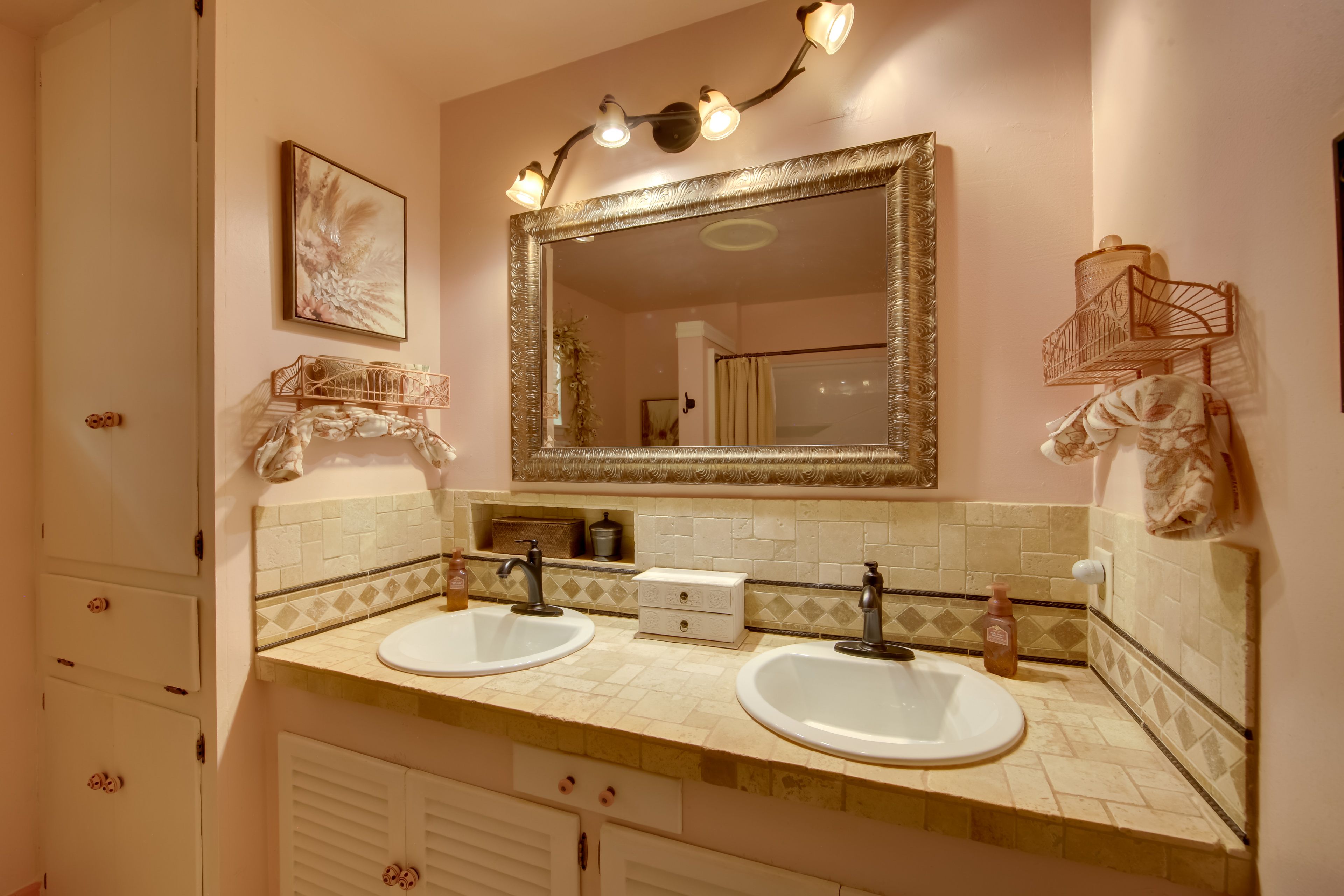 Full Bathroom | Towels Provided