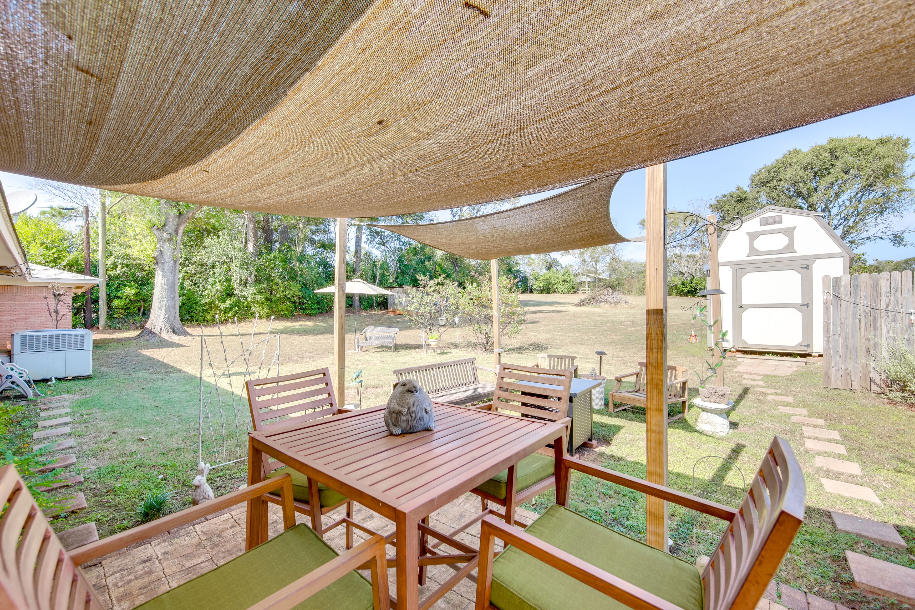 Backyard | Gas Fire Pit | Outdoor Dining Area | Lounge Seating