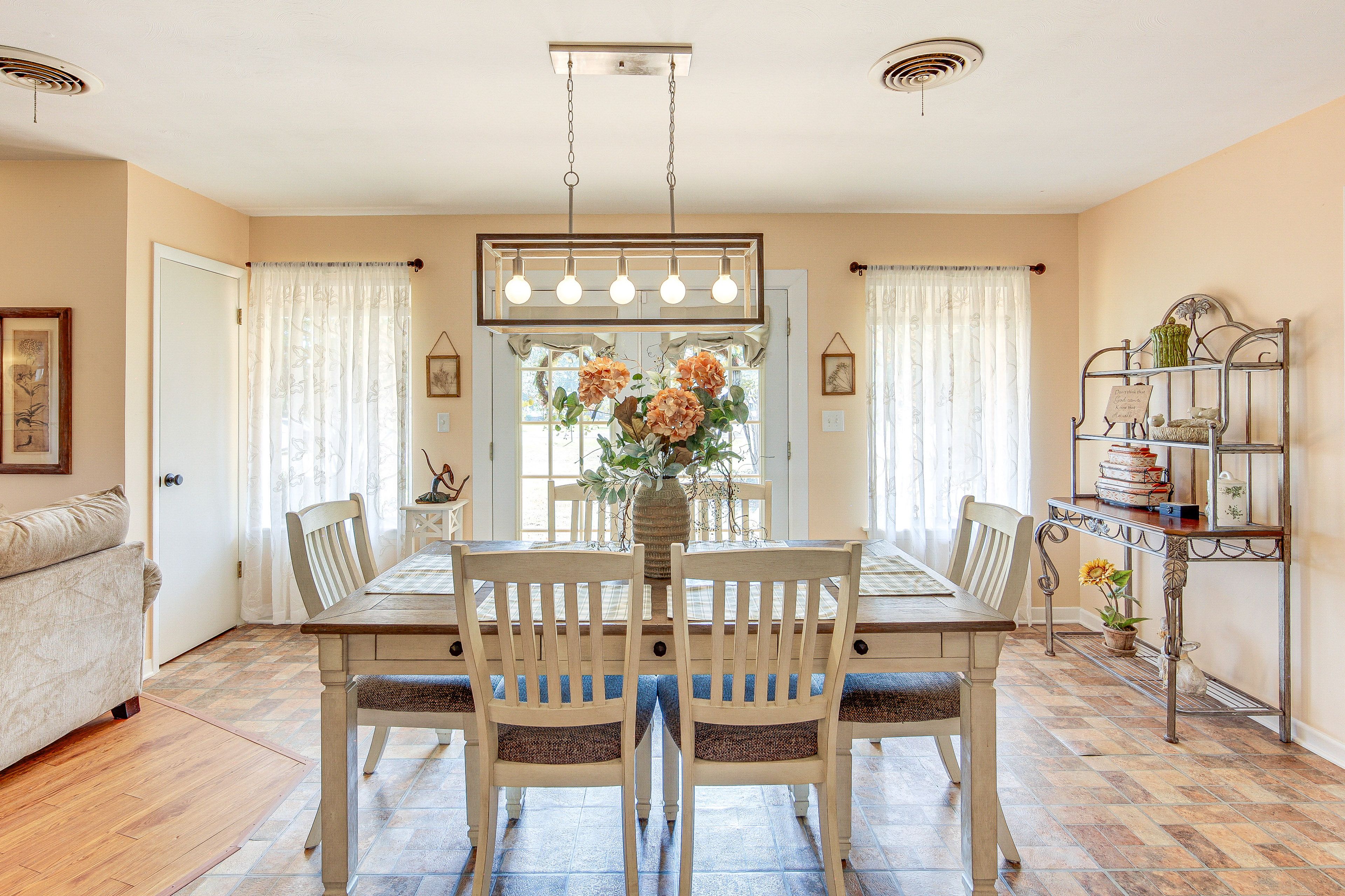 Dining Area | Dishware/Flatware Provided