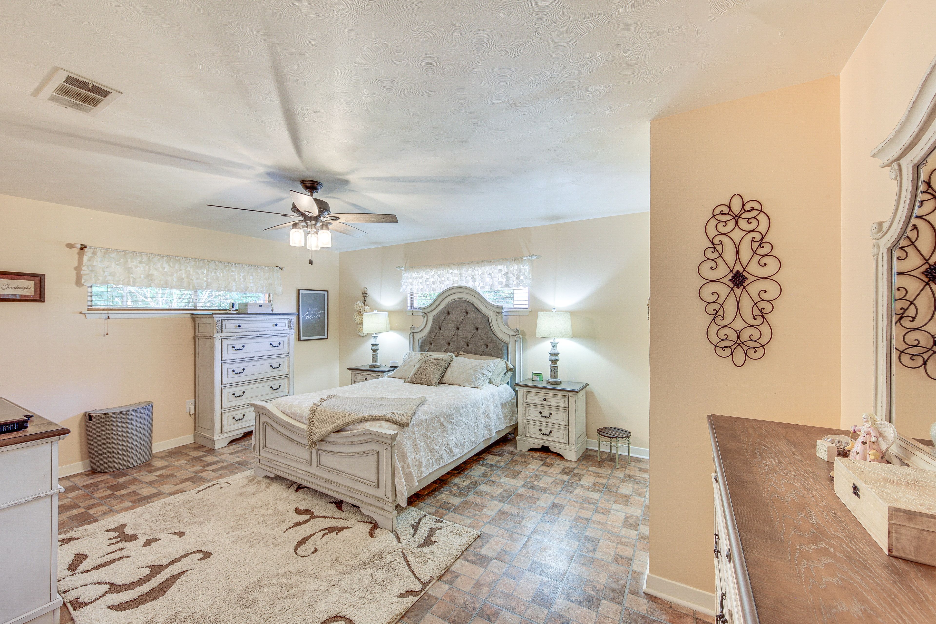 Bedroom 1 | Queen Bed | Smart TV
