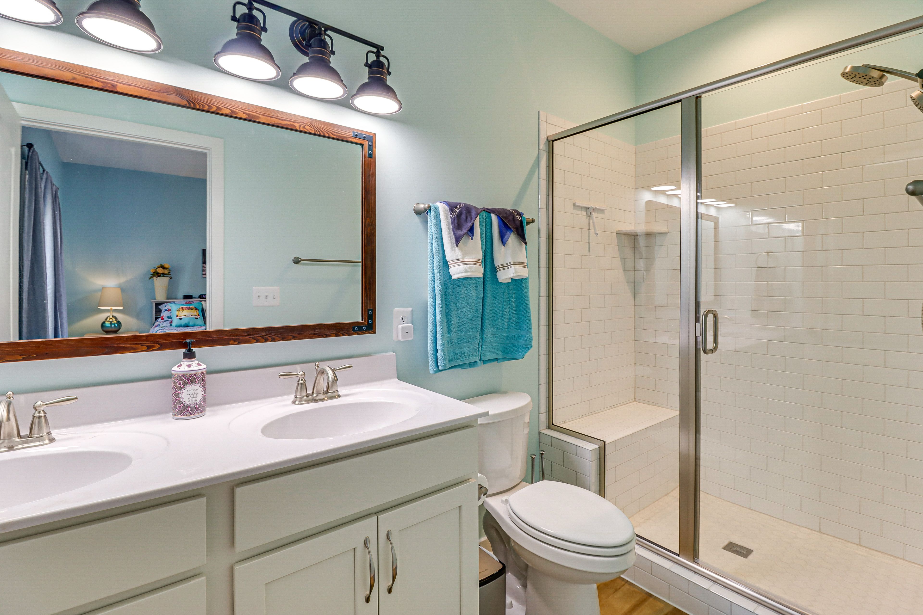 Full Bathroom | Towels Provided