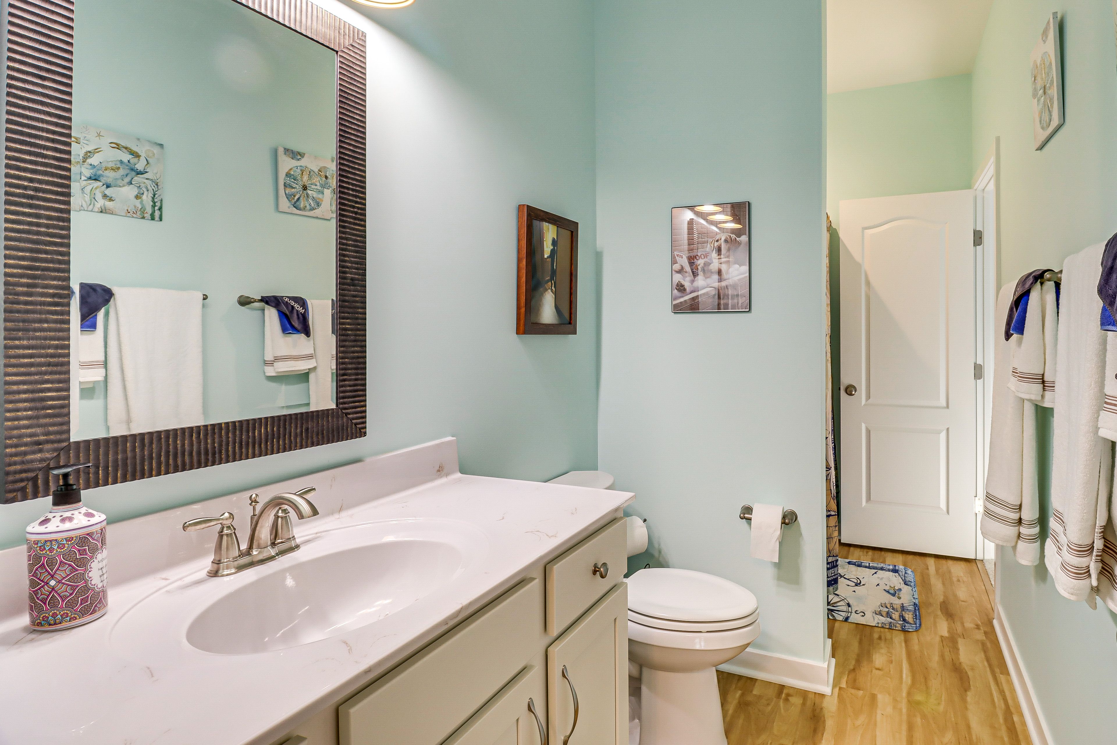 Full Bathroom | Towels Provided