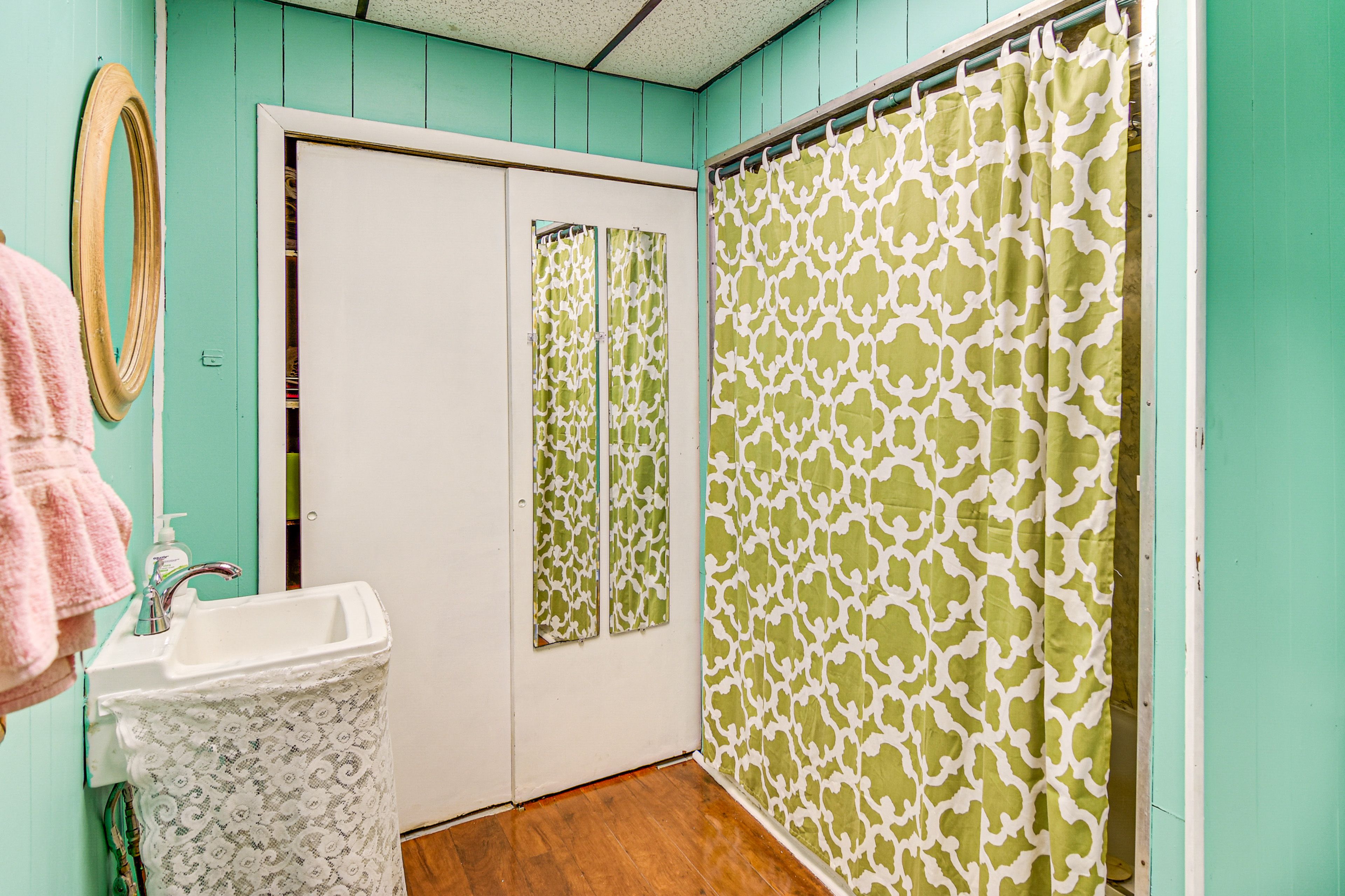 Full Bathroom | 1st Floor