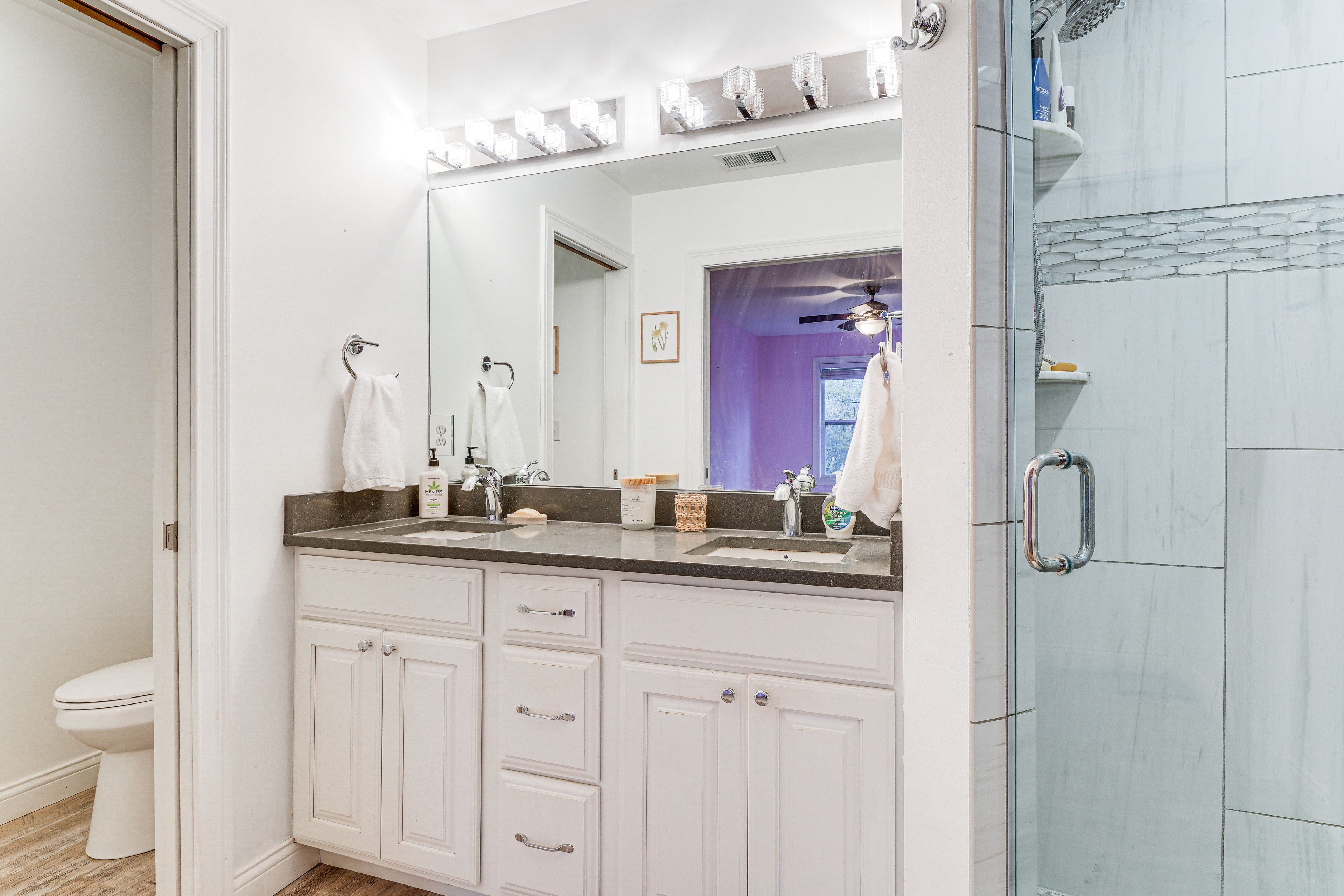 Full Bathroom | Towels Provided