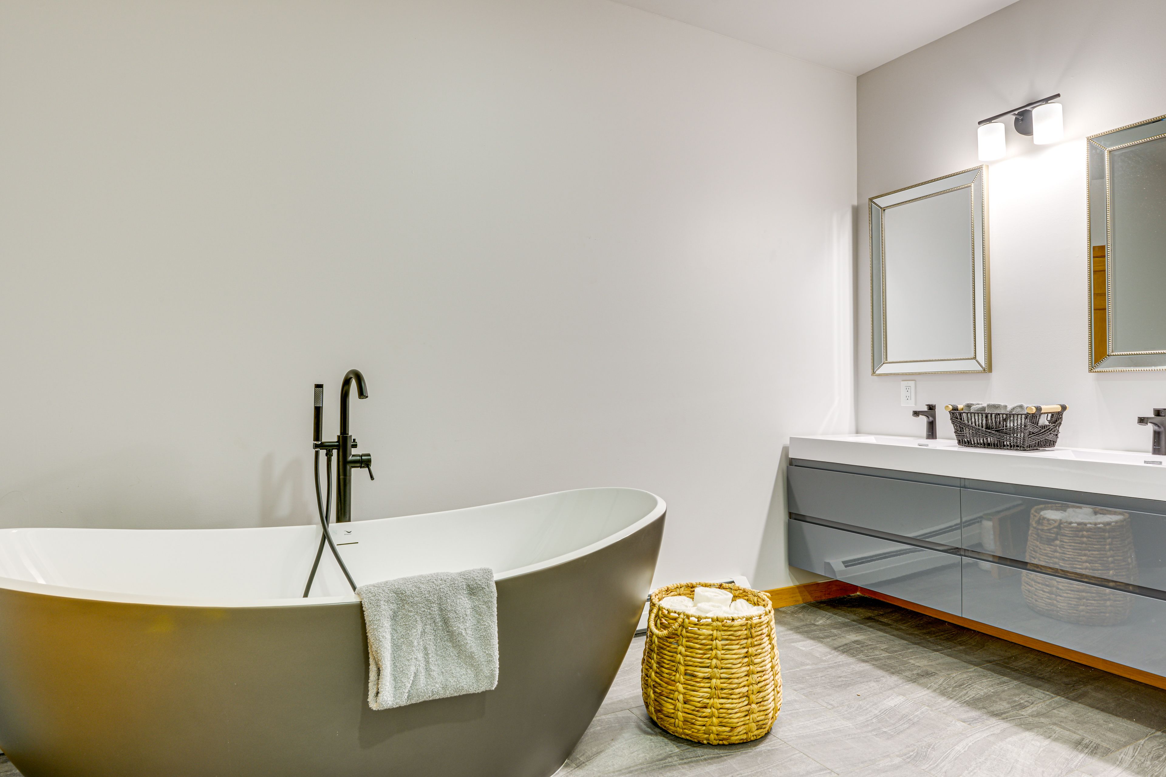 Full Bath | Towels | Hair Dryer | 1st Floor