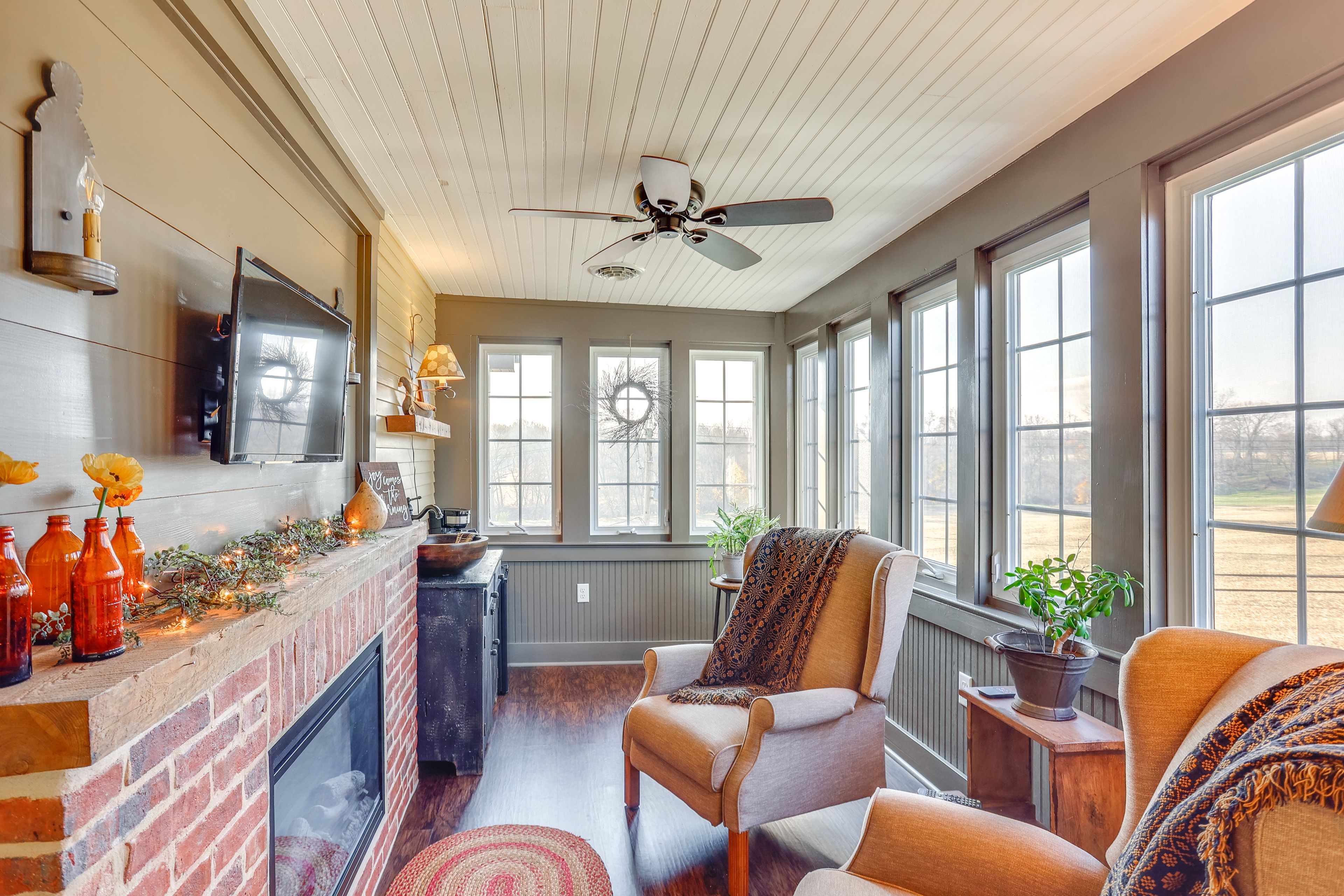 Living Room | 2nd Floor | Fireplace | Smart TV w/ Cable