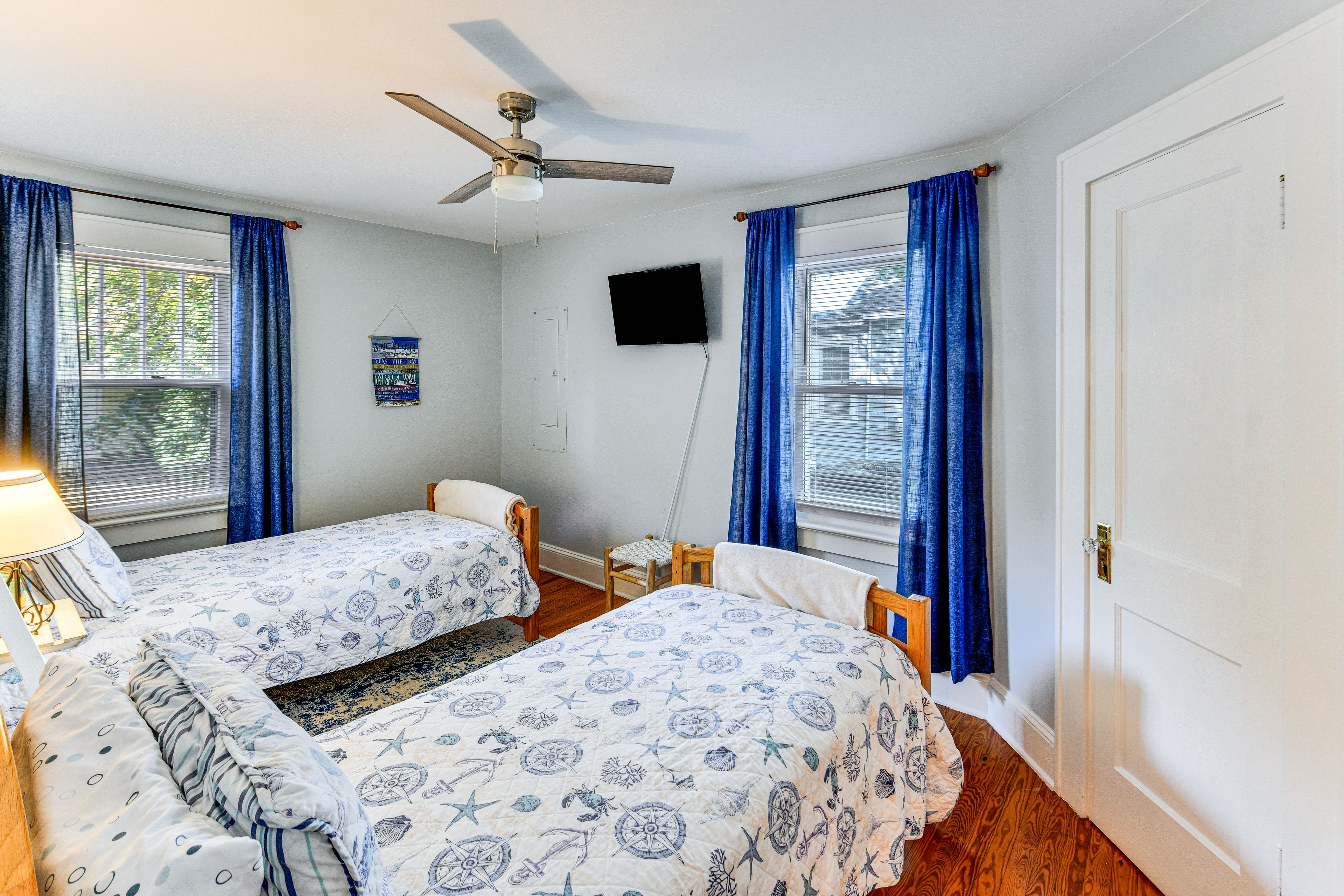 Bedroom 2 | 2 Twin Beds | Smart TV