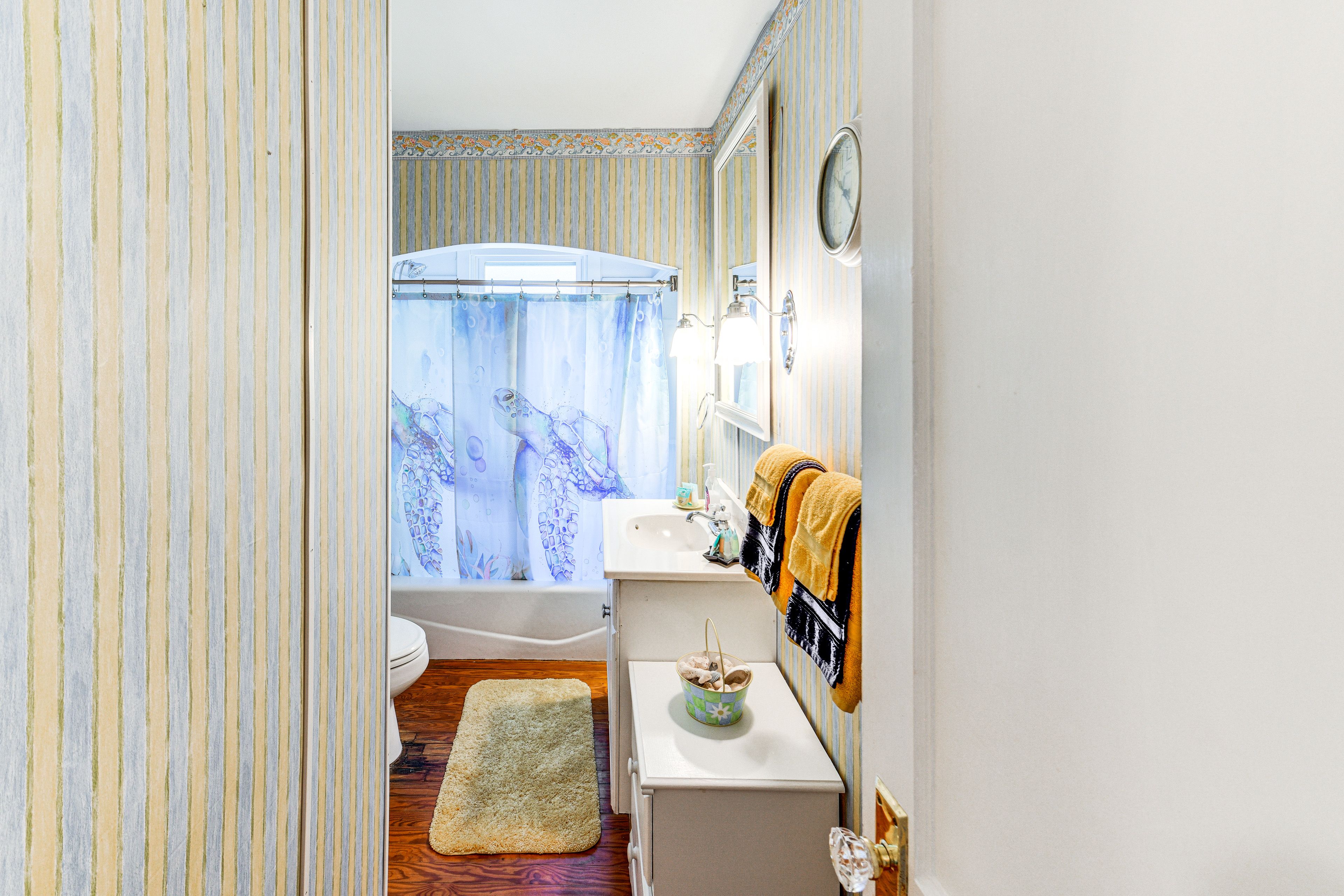 Full Bathroom | Towels Provided