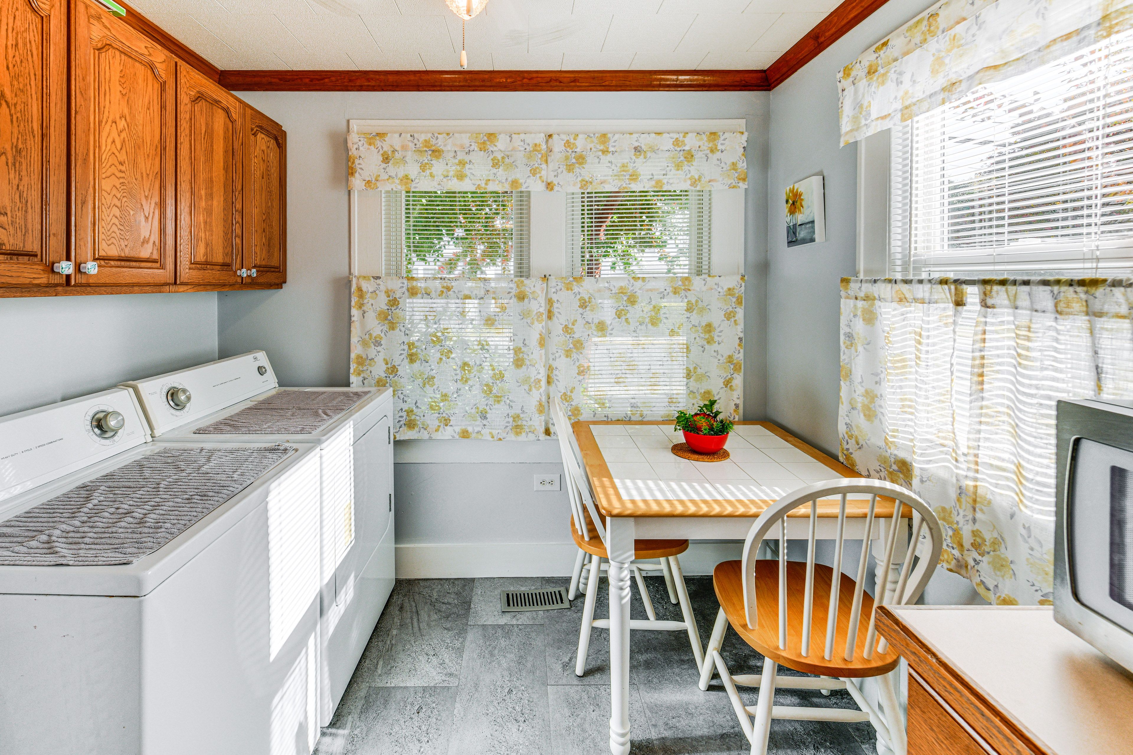 Dining Nook | Washer & Dryer