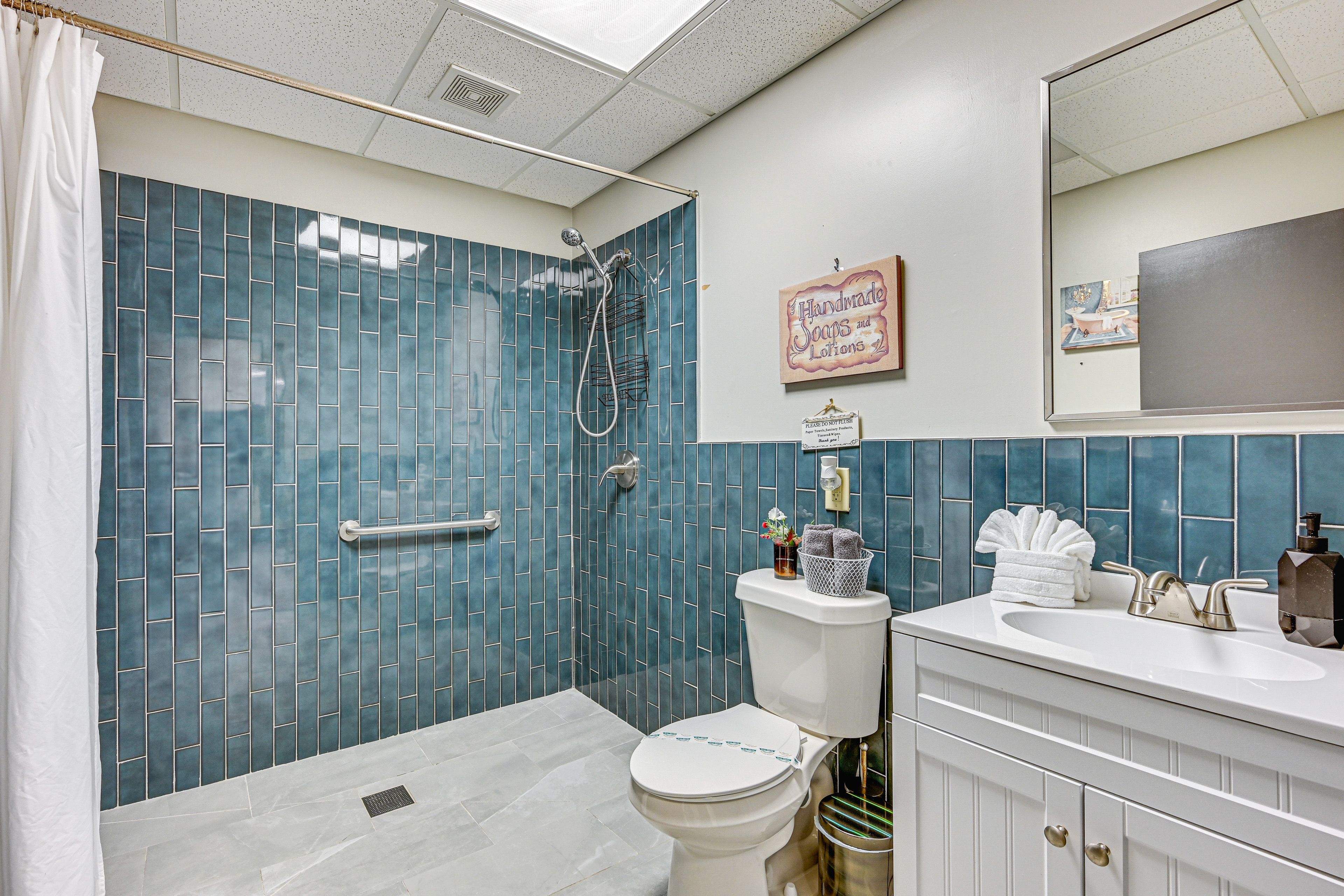 Full Bathroom | Towels Provided | Complimentary Toiletries | Hair Dryer