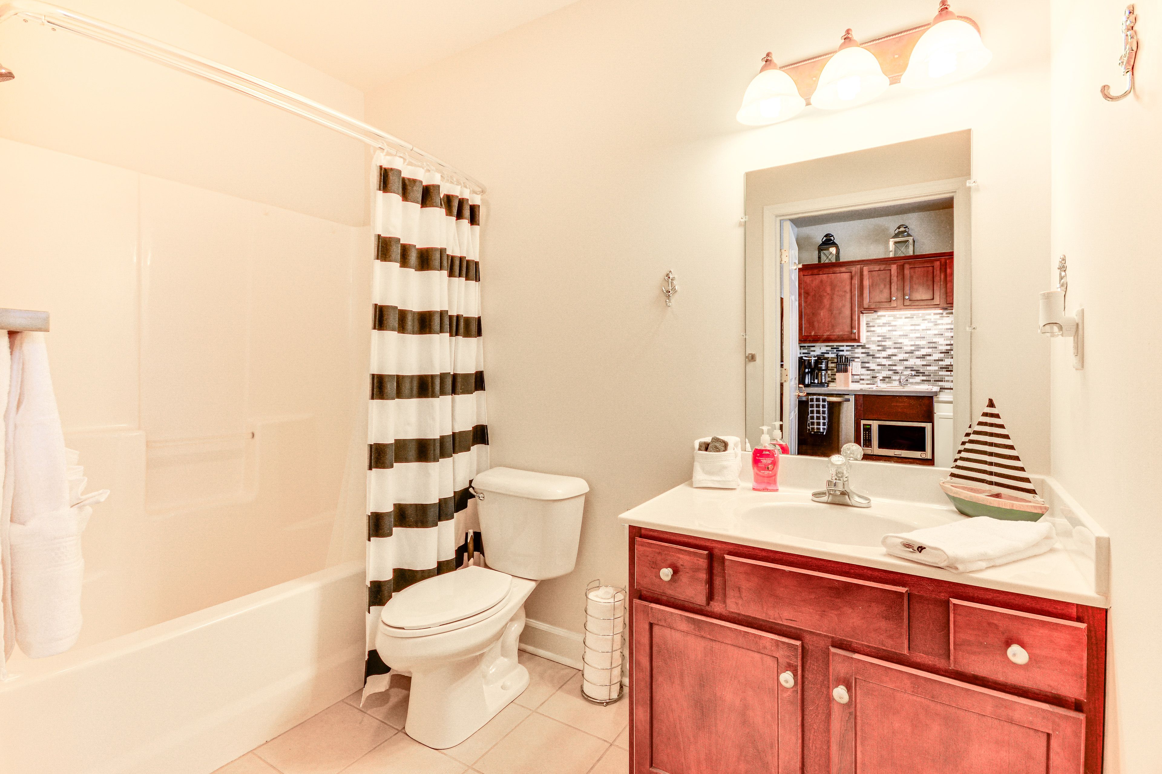 Full Bathroom | Towels Provided