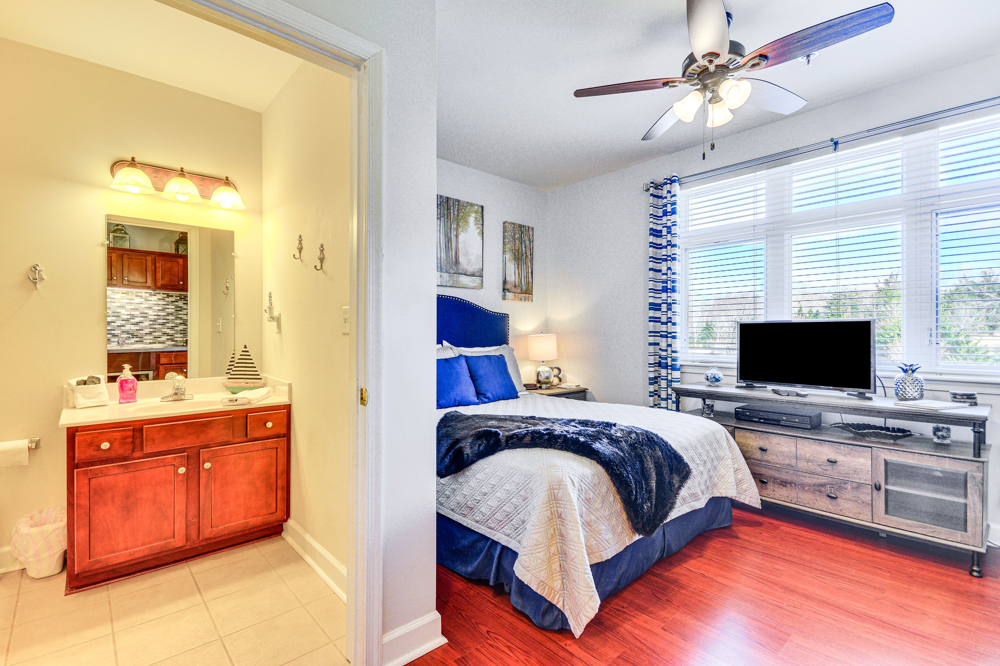 Studio | Queen Bed | Linens Provided | Smart TV