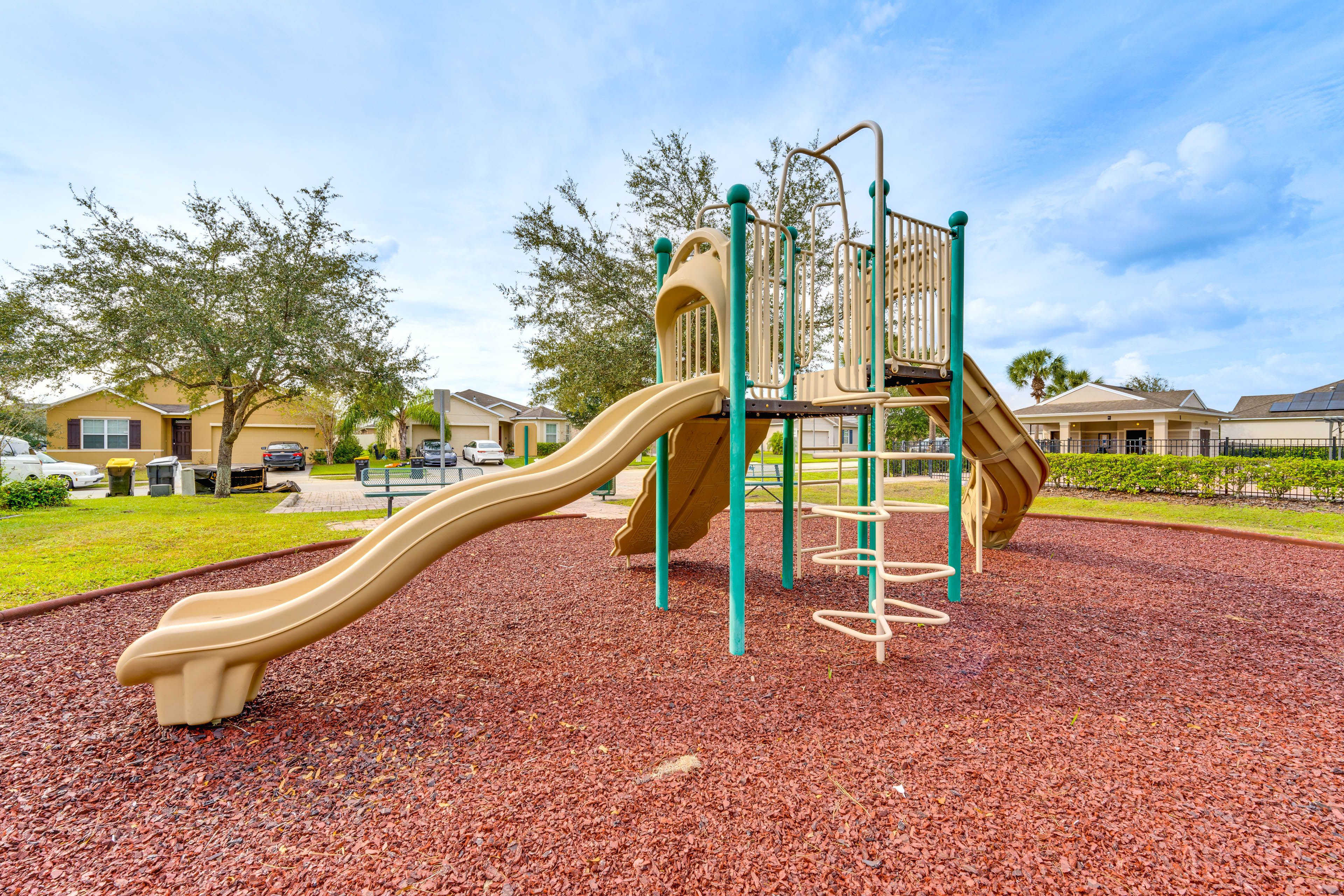 Community Amenities | Playground | Pool