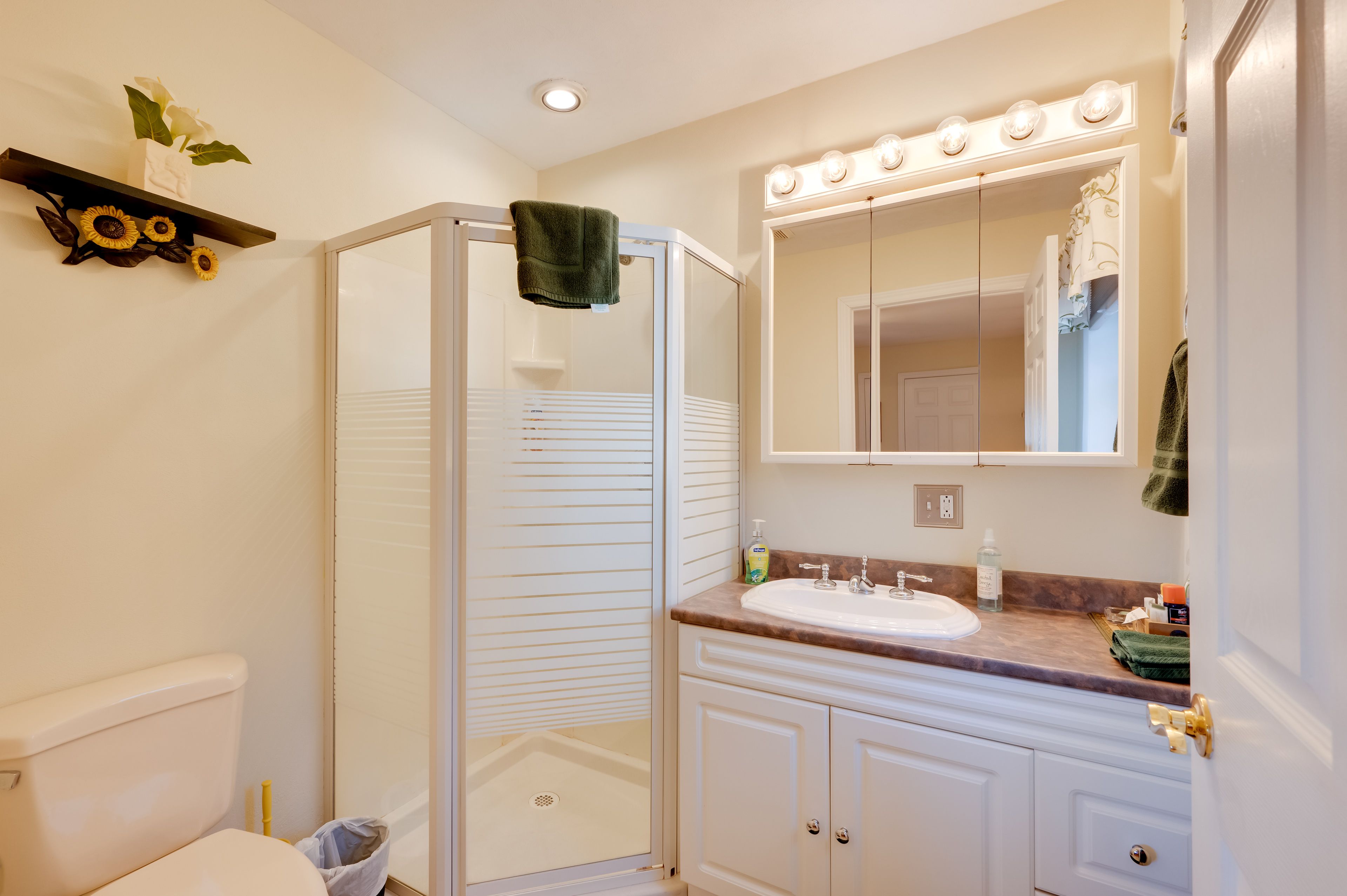 Full Bathroom | 2nd Floor