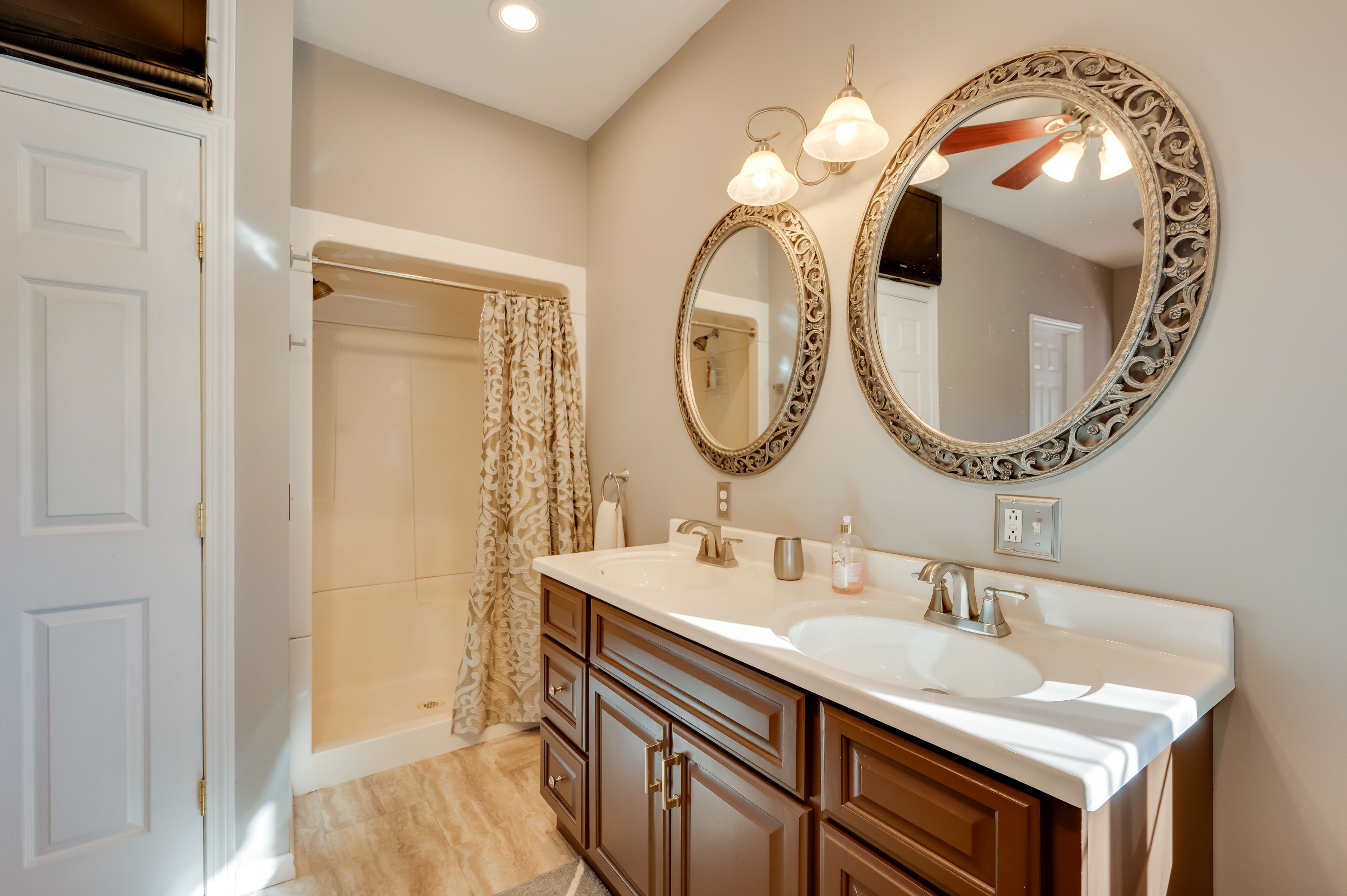 Full Bathroom | Towels Provided | 1st Floor