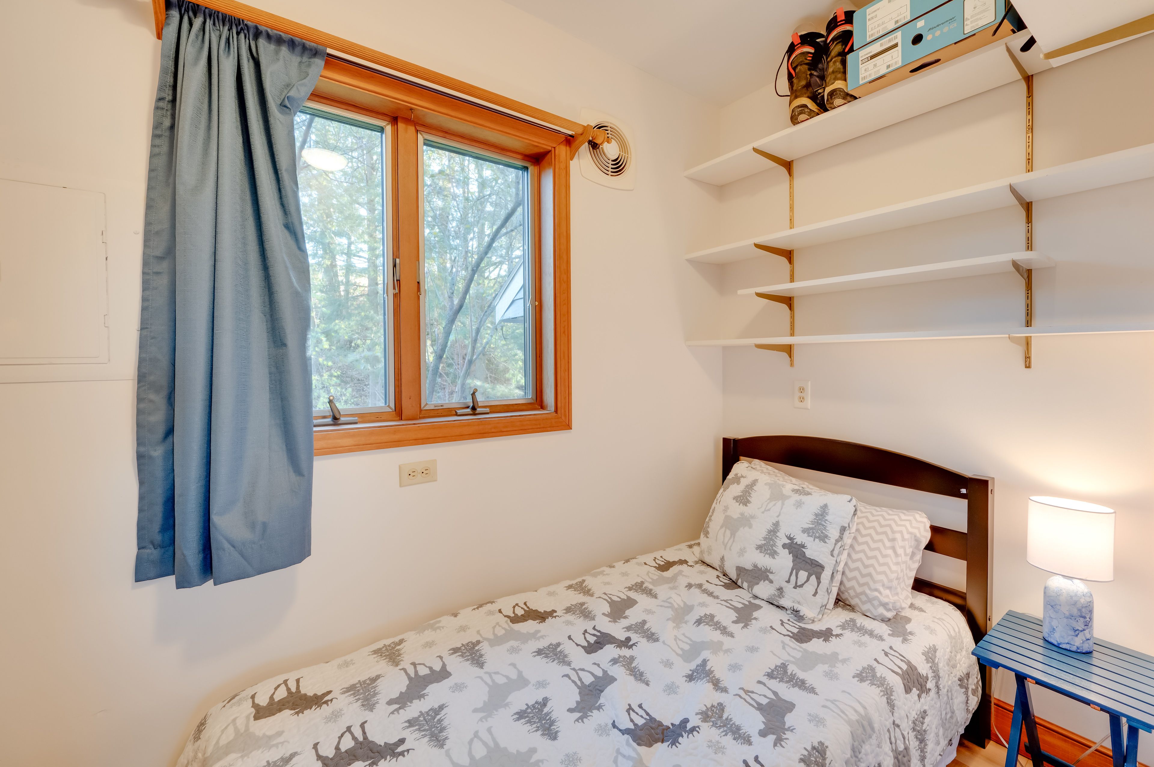Bedroom 2 | Twin Bed | 1st Floor