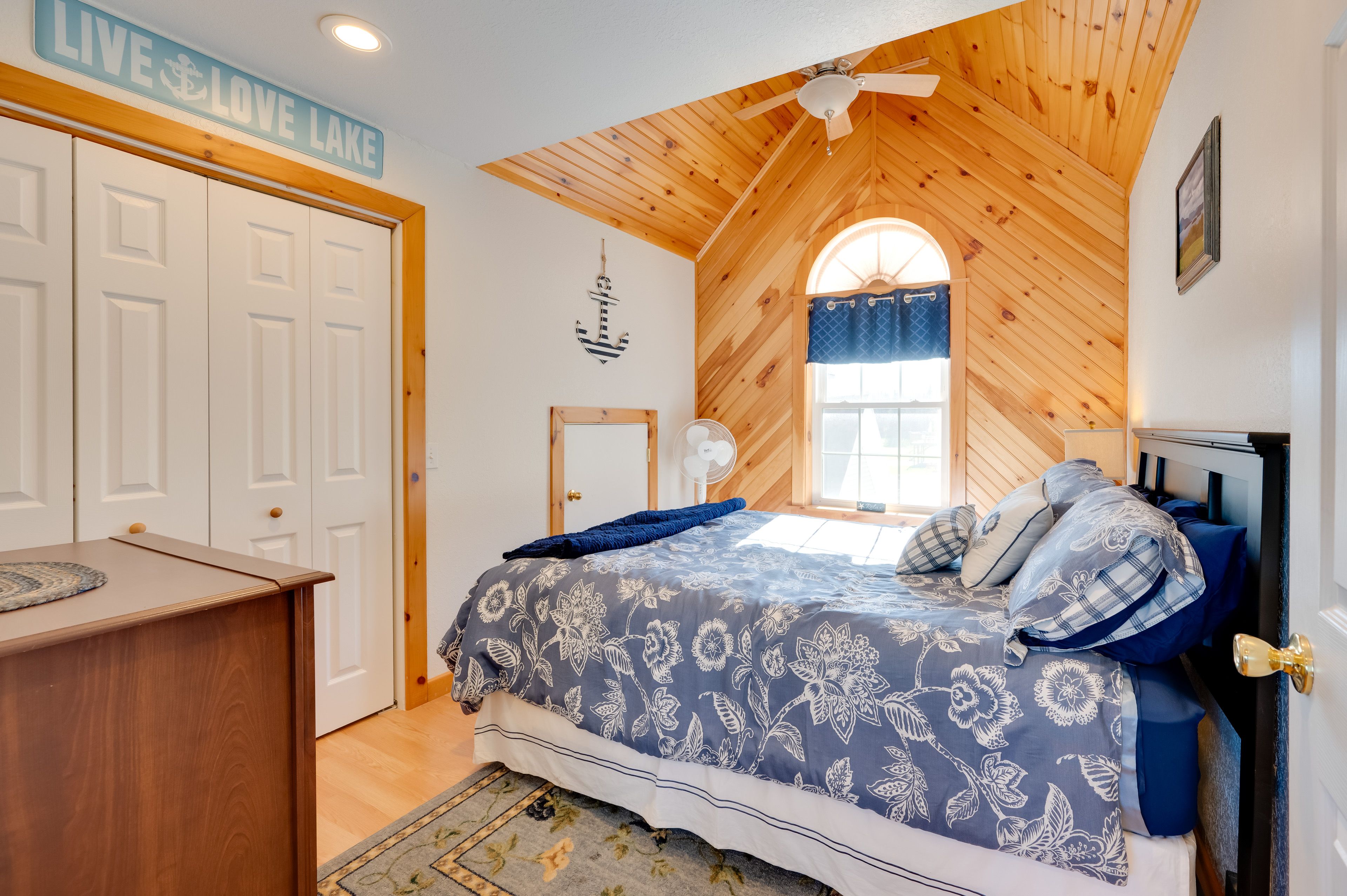 Bedroom 2 | Queen Bed