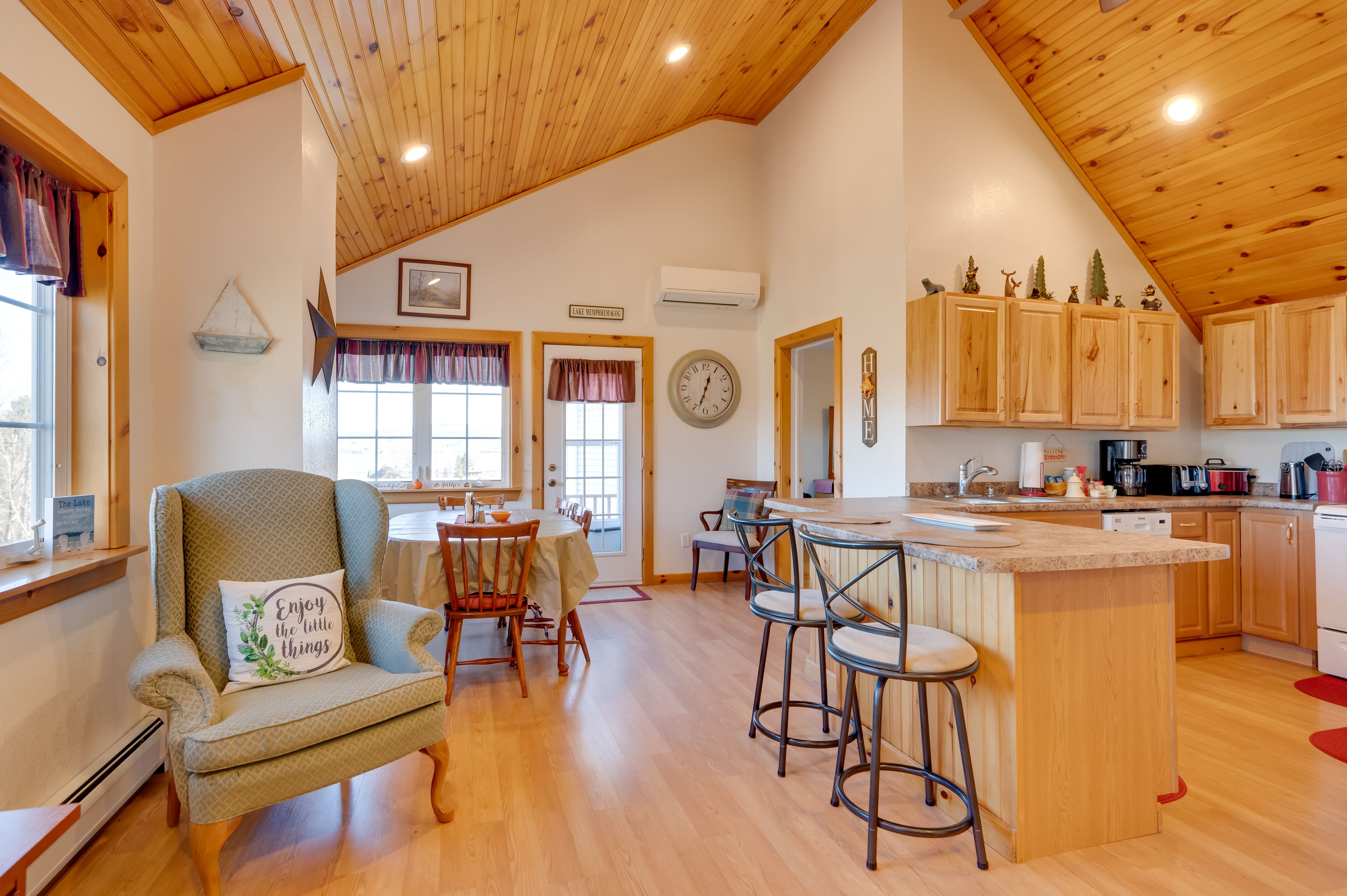 Dining Area | Dishware & Flatware Provided | Central A/C & Heat