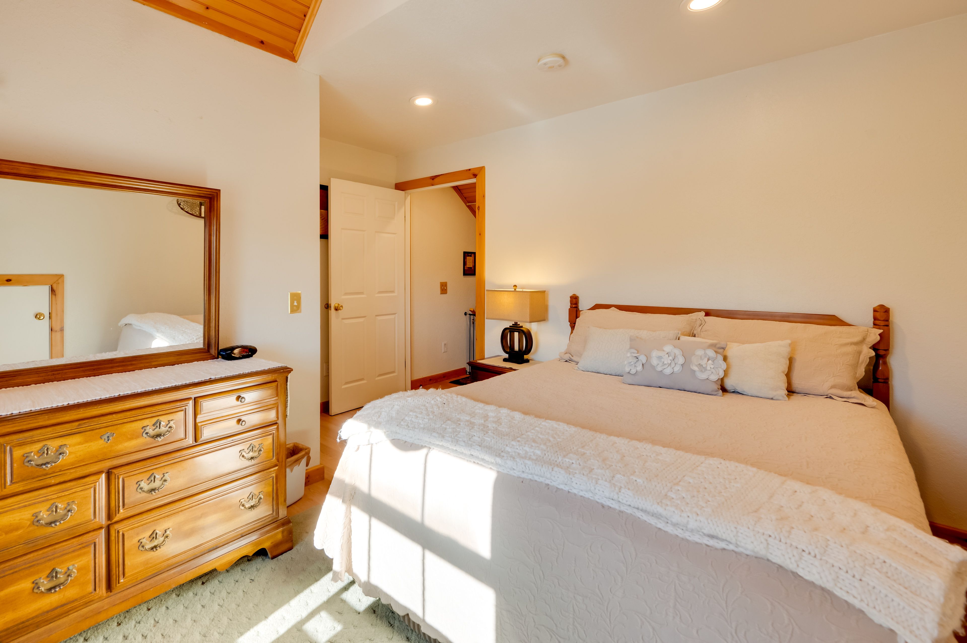Bedroom 1 | Queen Bed