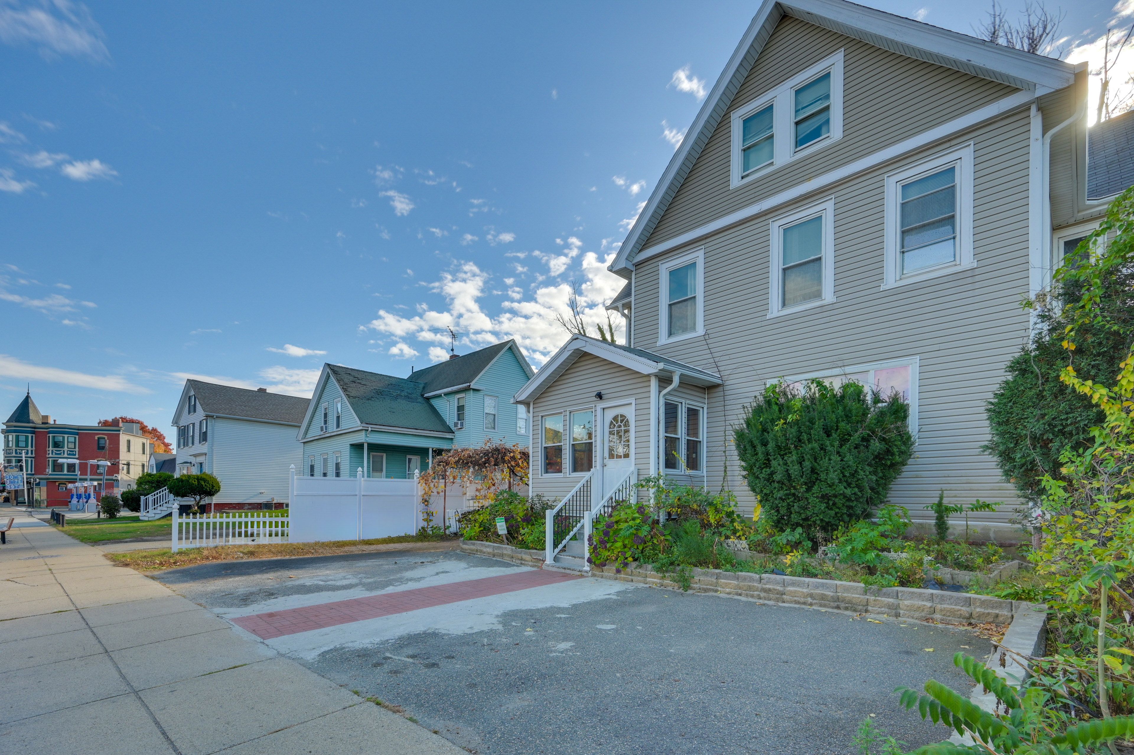Medford Vacation Rental | 2BR | 2BA | 1,300 Sq Ft | 6 Steps Required
