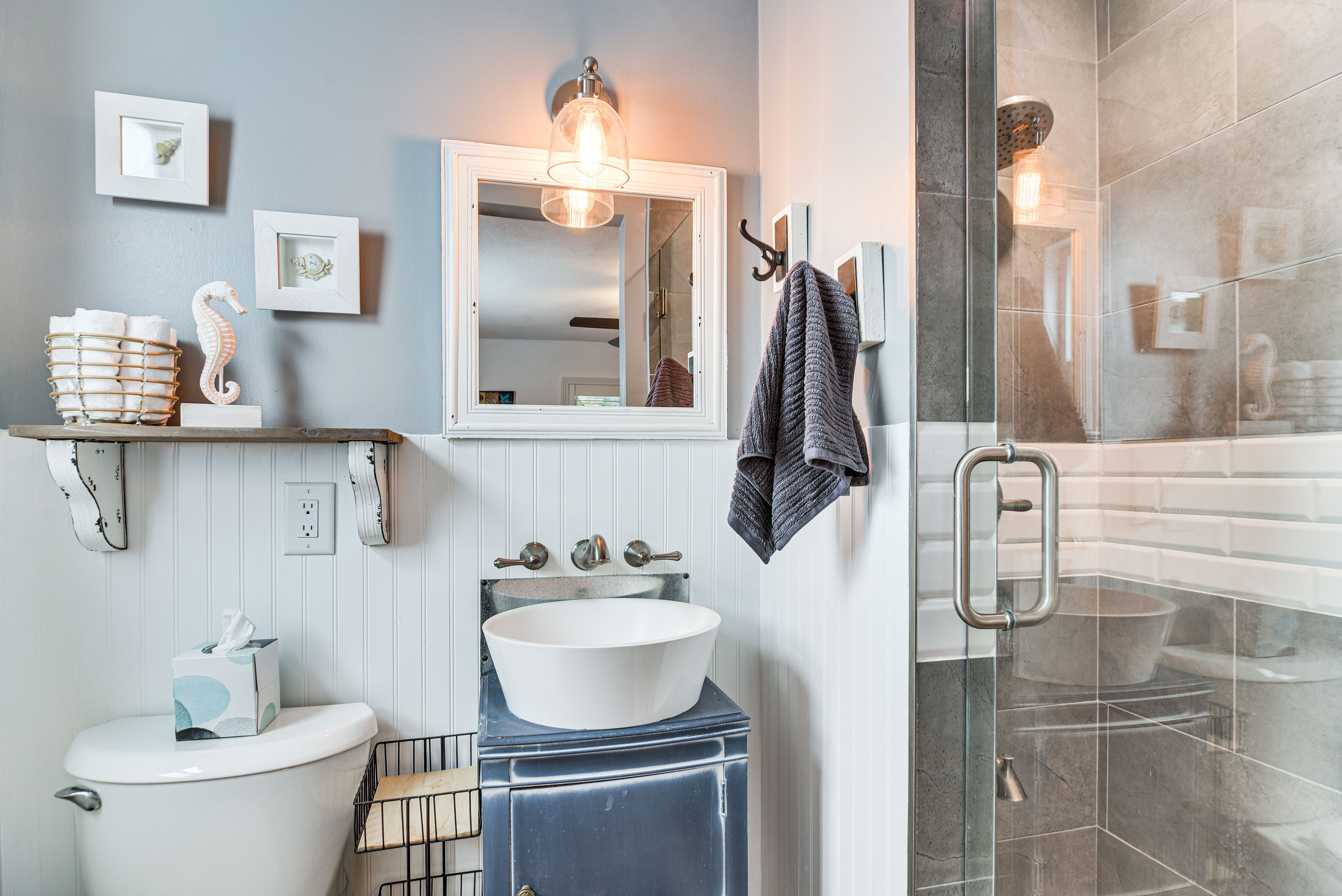 Full Bathroom | Towels Provided