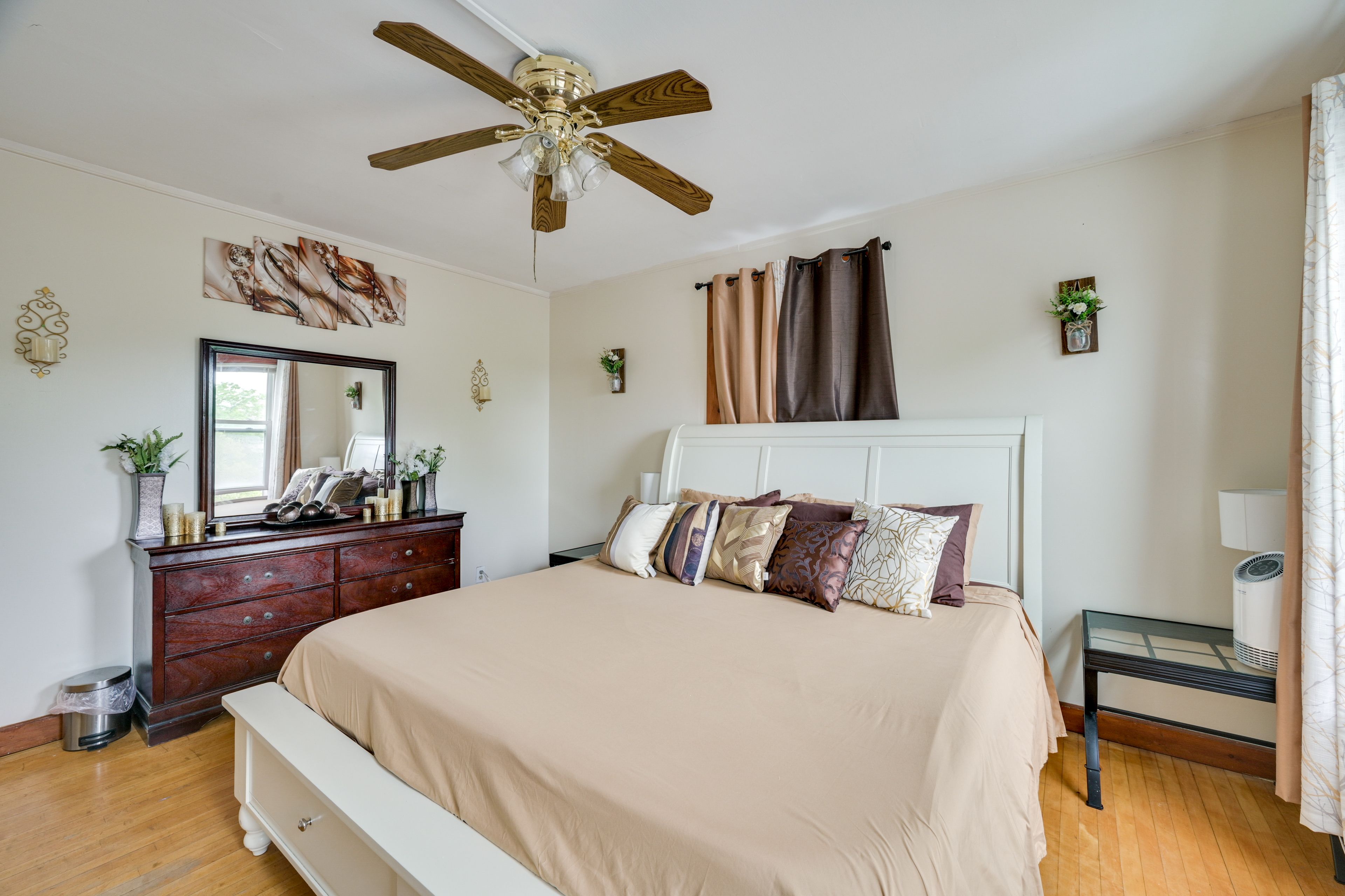 Bedroom 1 | King Bed