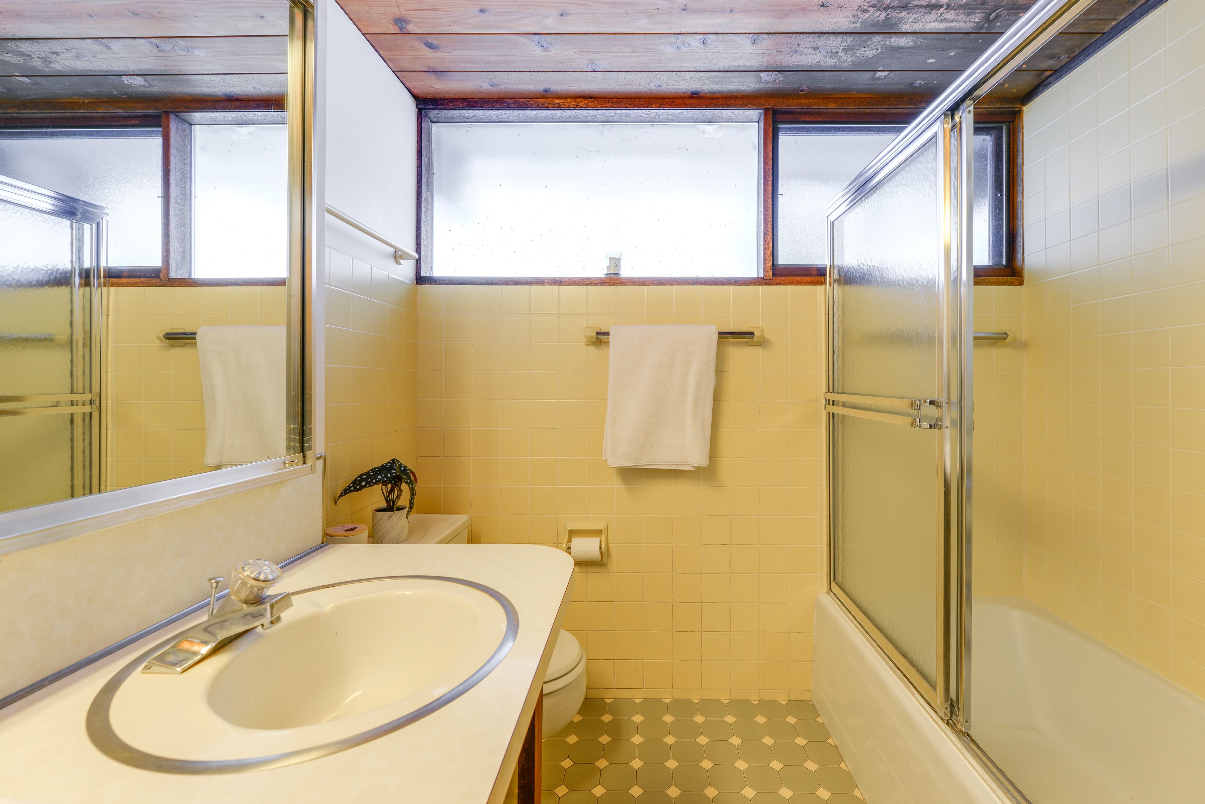 Full Bathroom | Basement | Grab Rail