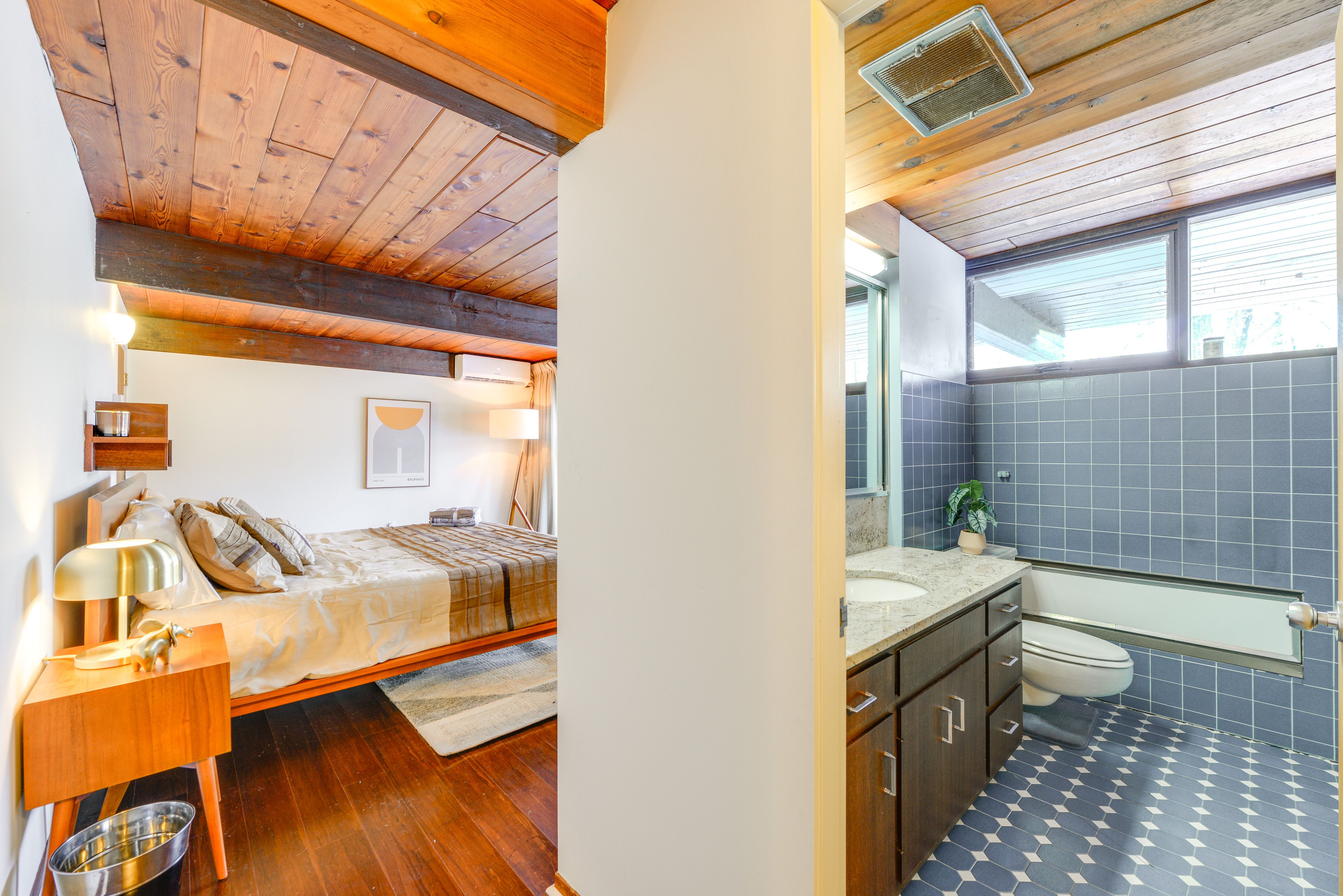 Full Bathroom | Basement | Towels Provided | Hair Dryer