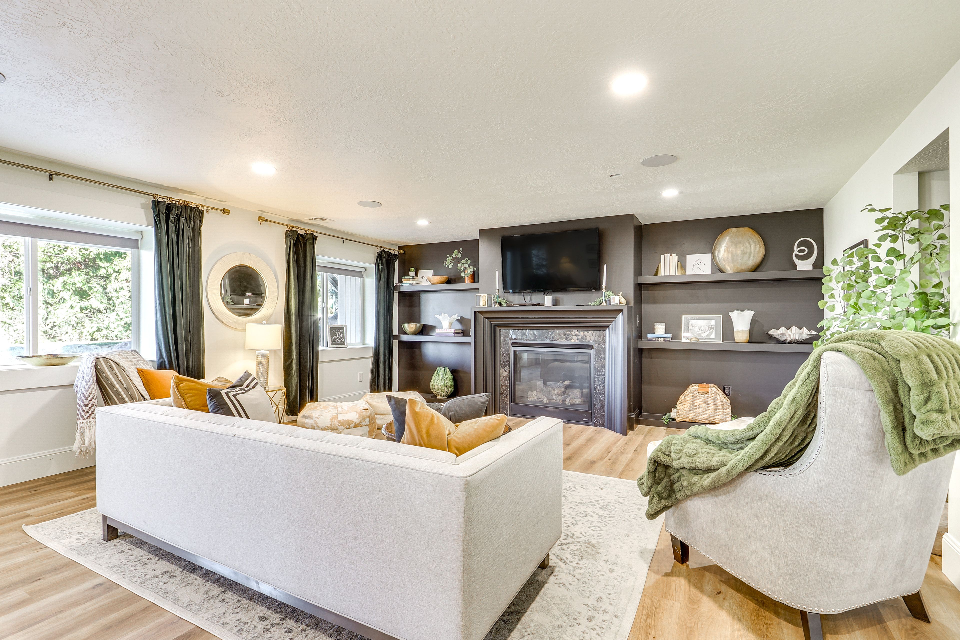 Living Room | Smart TV | Free WiFi | Central A/C & Heating